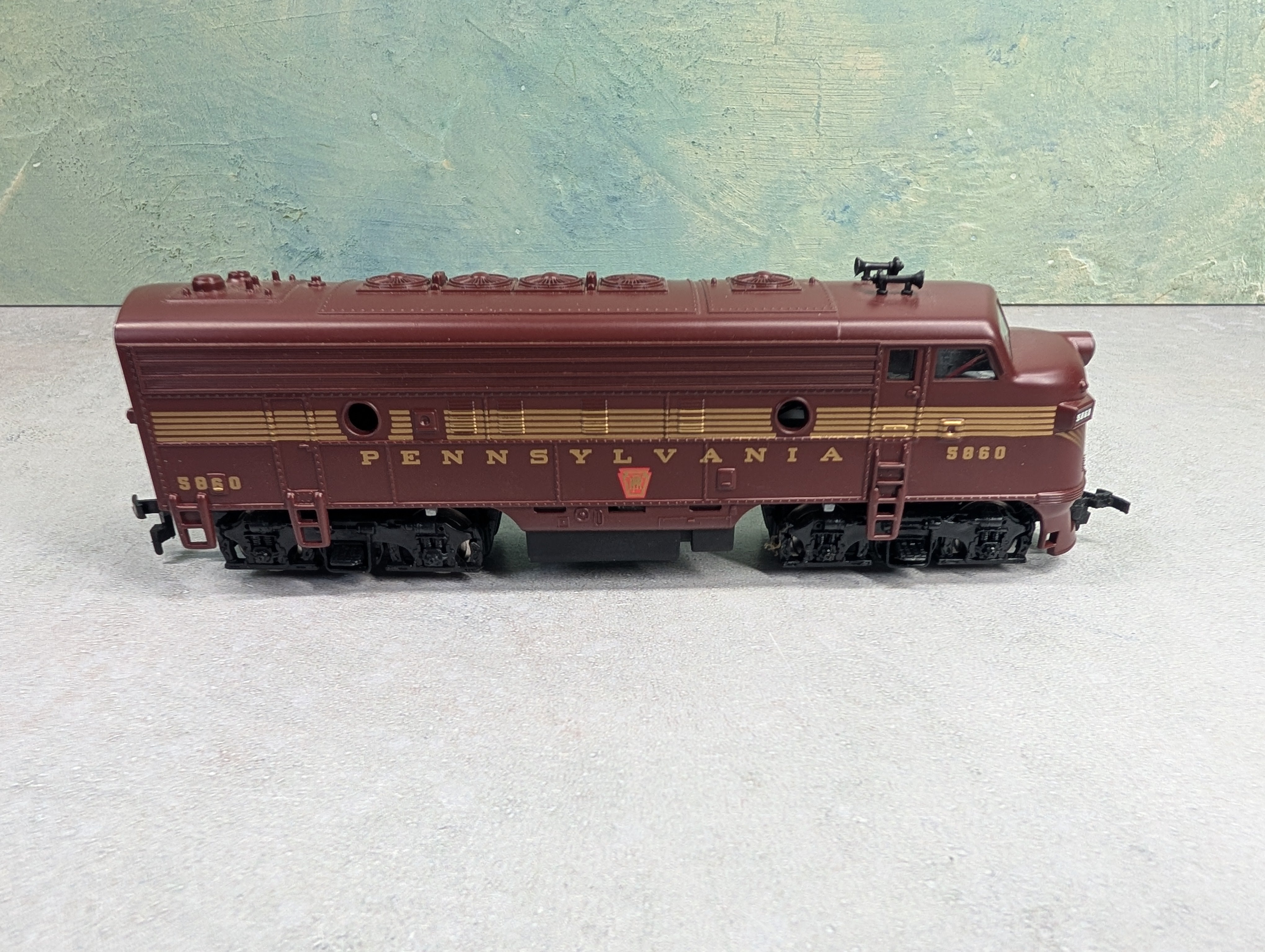 USED Mantua HO Scale F-7A Diesel Locomotive Pennsylvania PRR #5860 Runs Great DC