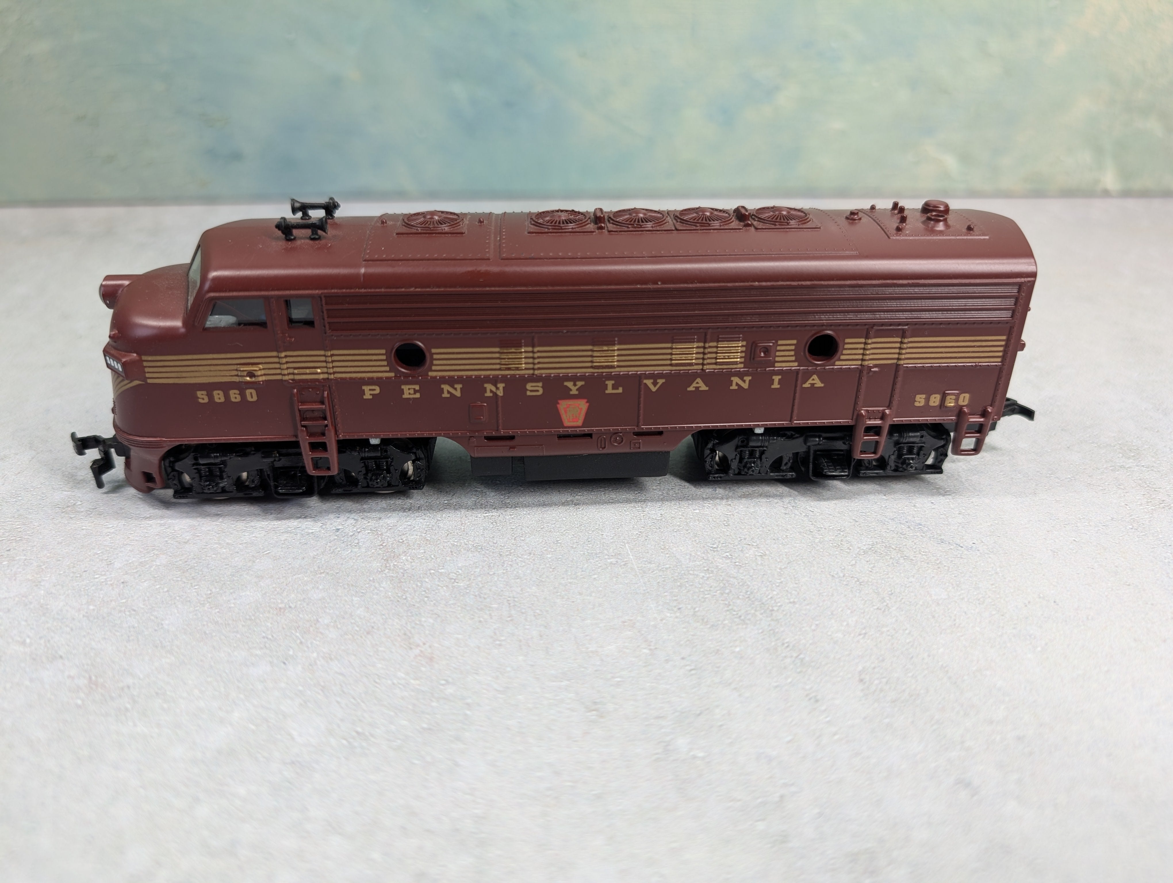 USED Mantua HO Scale F-7A Diesel Locomotive Pennsylvania PRR #5860 Runs Great DC