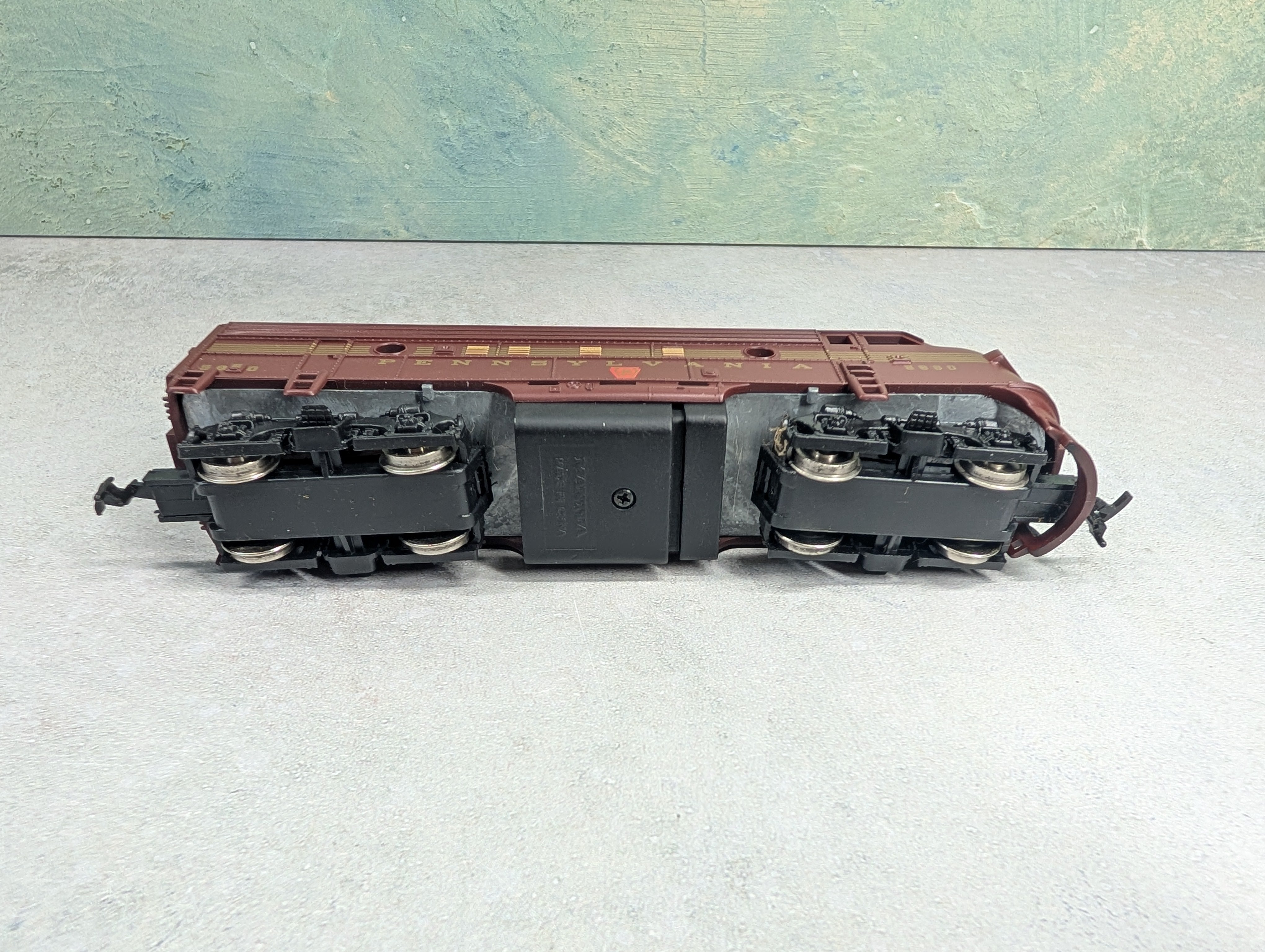 USED Mantua HO Scale F-7A Diesel Locomotive Pennsylvania PRR #5860 Runs Great DC