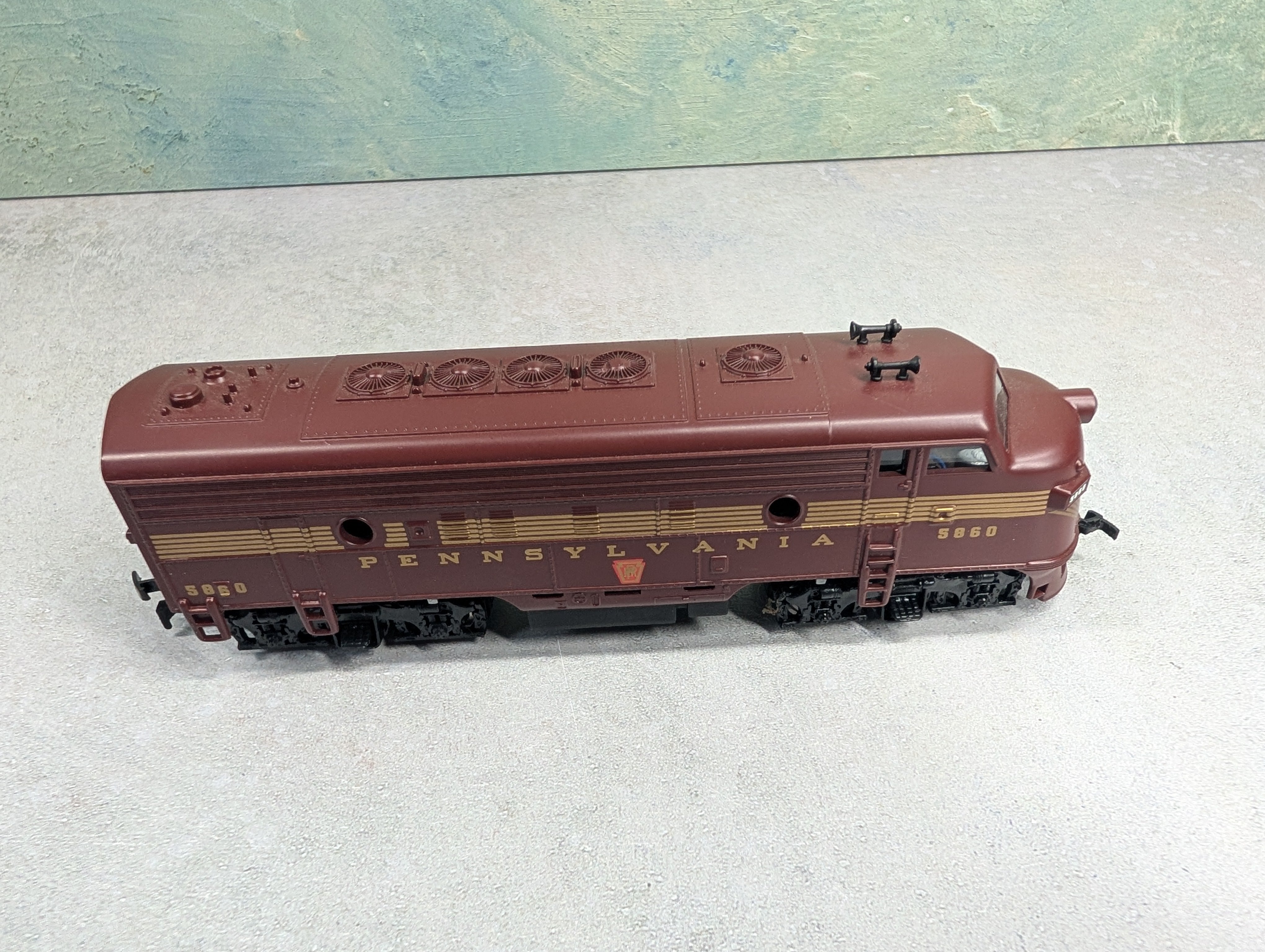 USED Mantua HO Scale F-7A Diesel Locomotive Pennsylvania PRR #5860 Runs Great DC