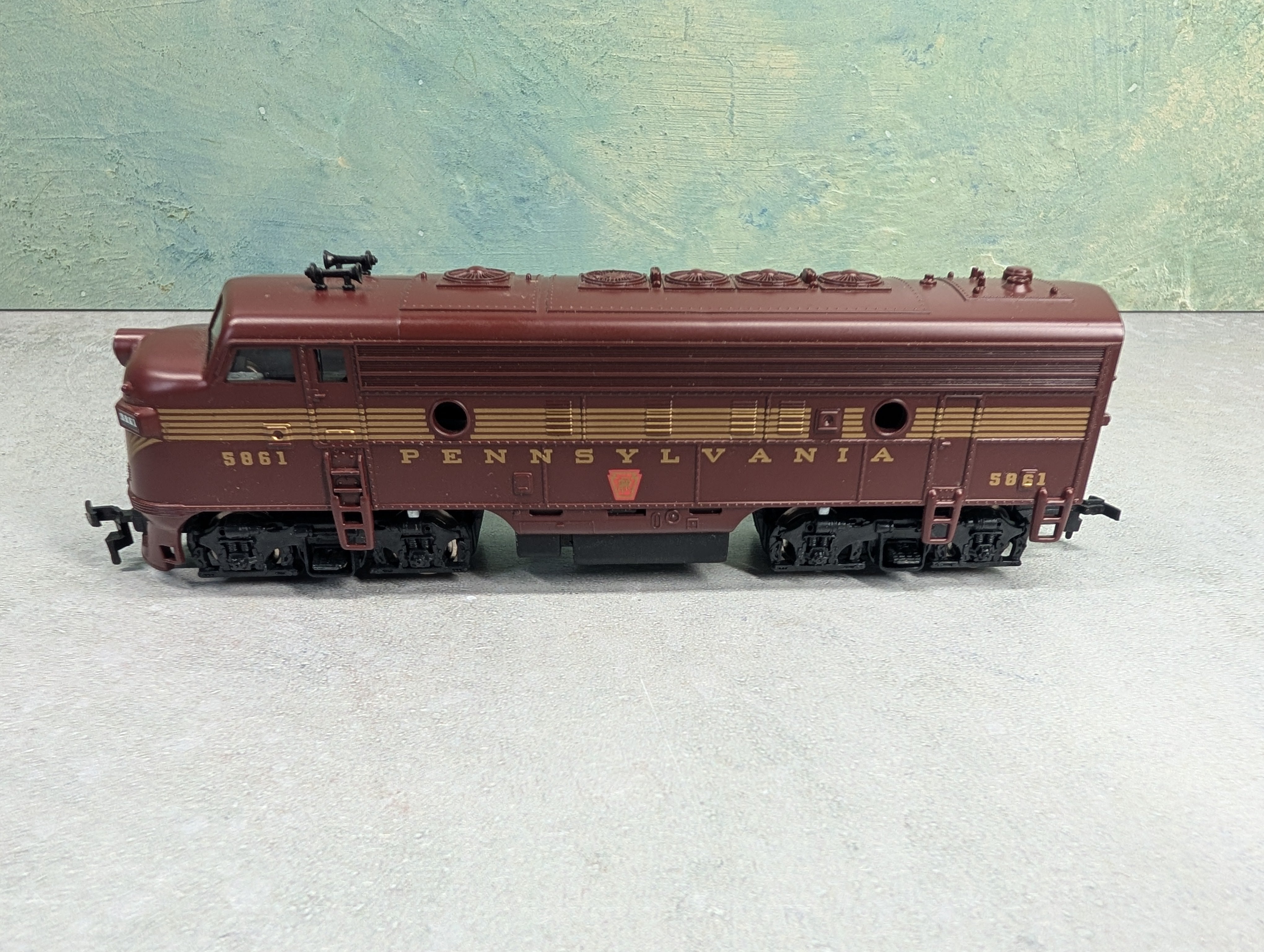 USED Mantua HO Scale F-7A Diesel Locomotive Pennsylvania PRR #5861 Runs Great DC