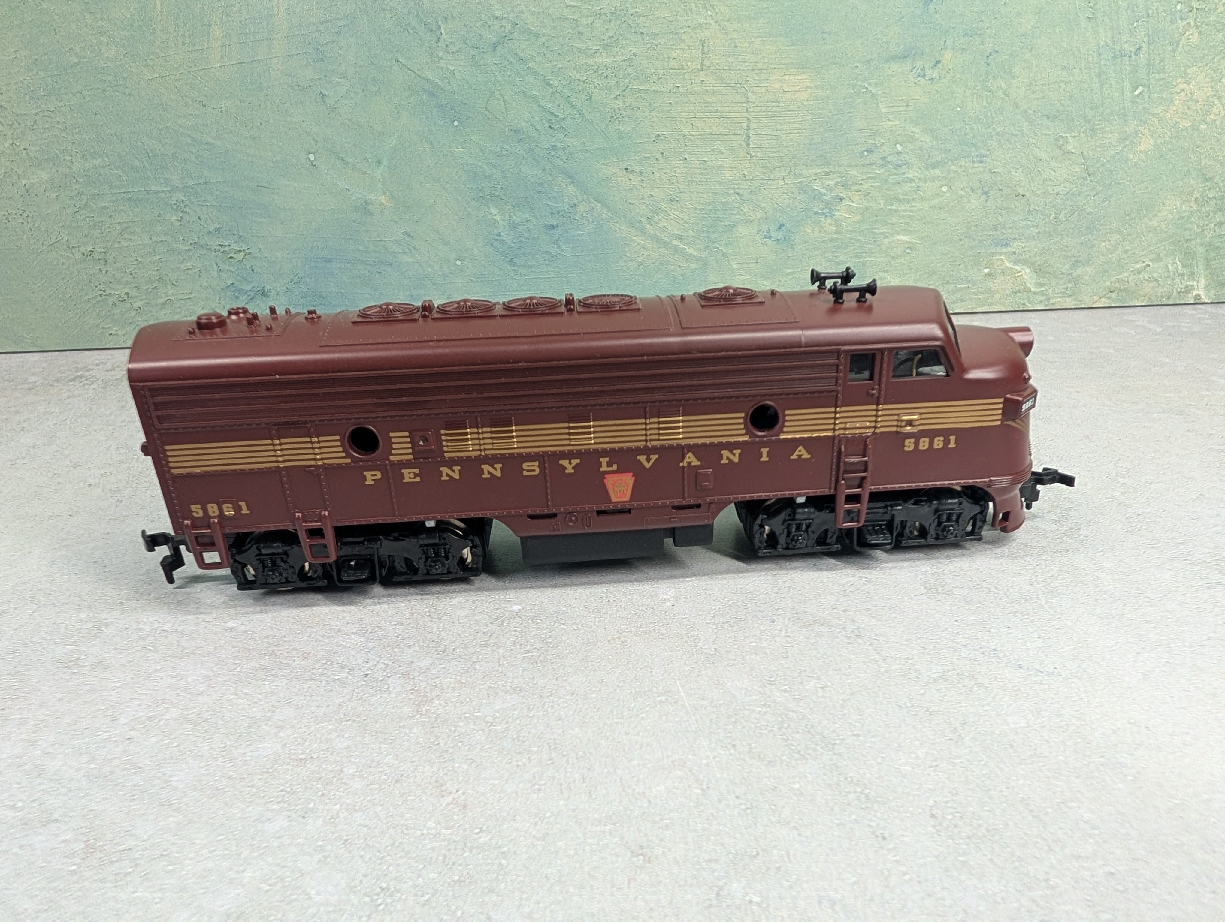 USED Mantua HO Scale F-7A Diesel Locomotive Pennsylvania PRR #5861 Runs Great DC