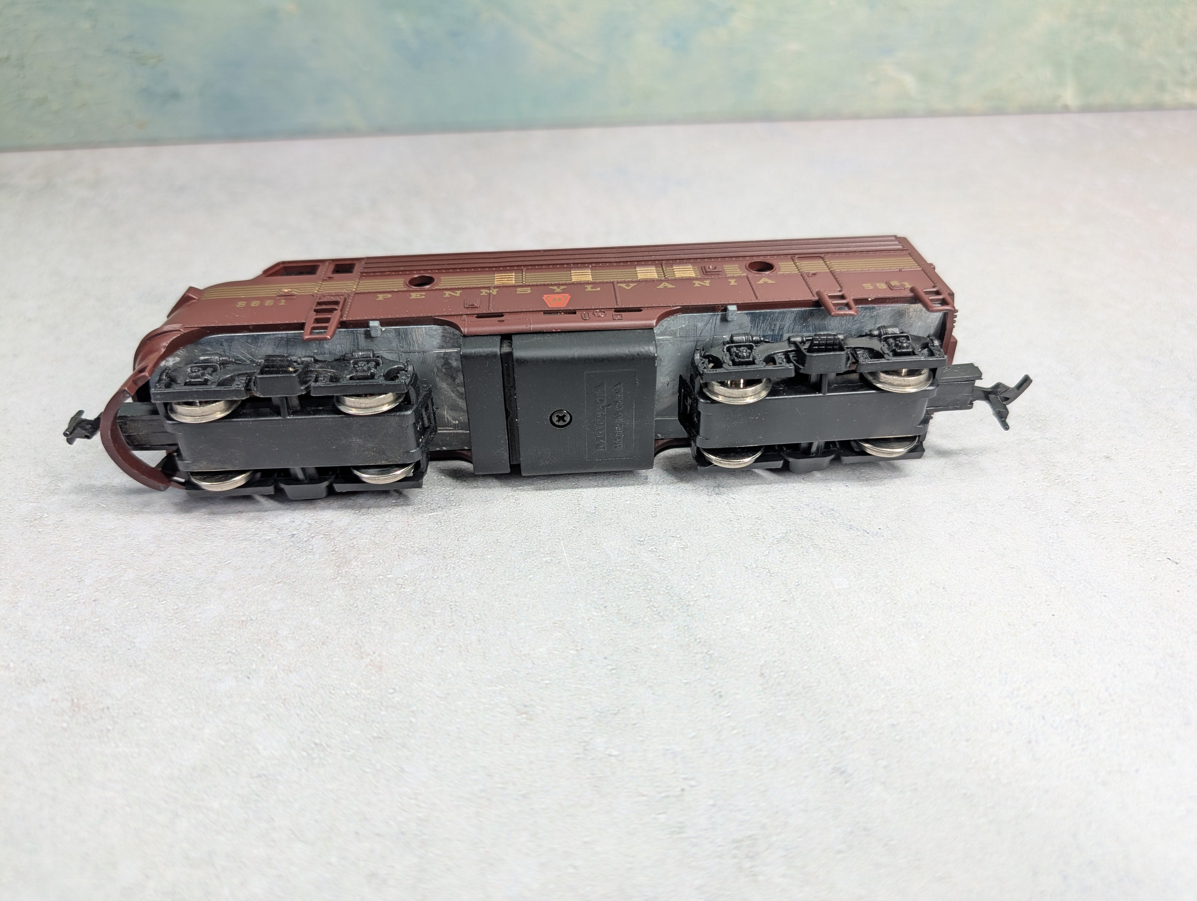 USED Mantua HO Scale F-7A Diesel Locomotive Pennsylvania PRR #5861 Runs Great DC