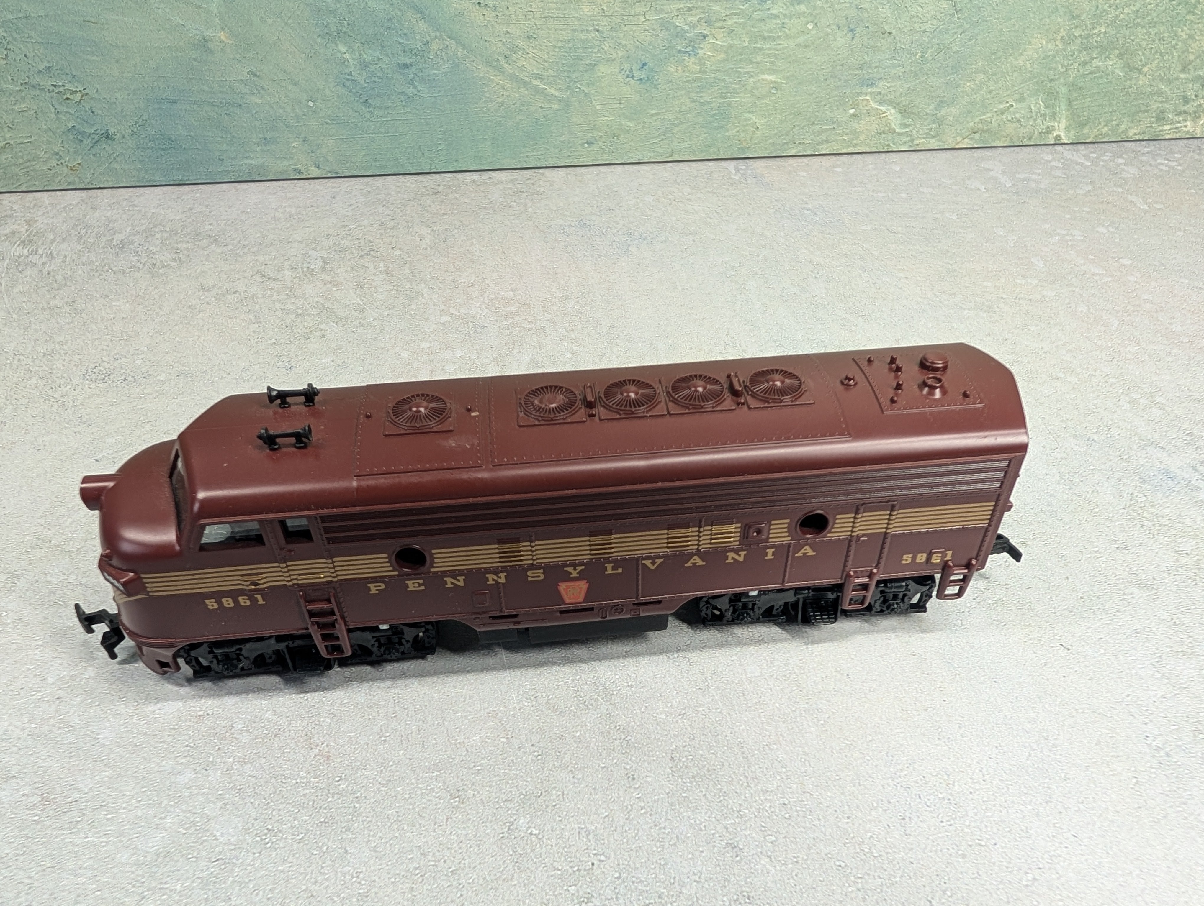 USED Mantua HO Scale F-7A Diesel Locomotive Pennsylvania PRR #5861 Runs Great DC