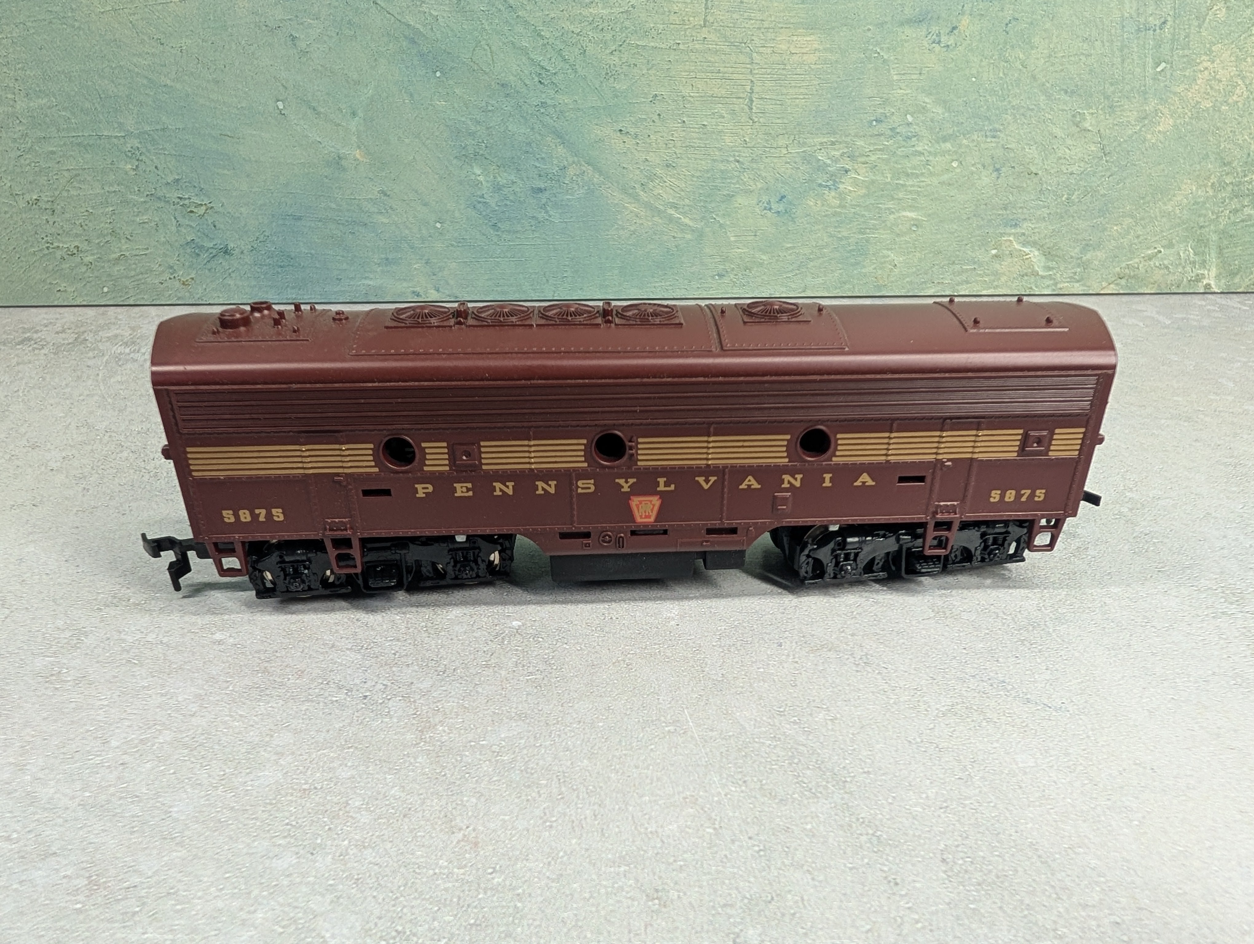 USED Mantua HO Scale F-7B Diesel Locomotive Pennsylvania PRR #5875 Unpowered