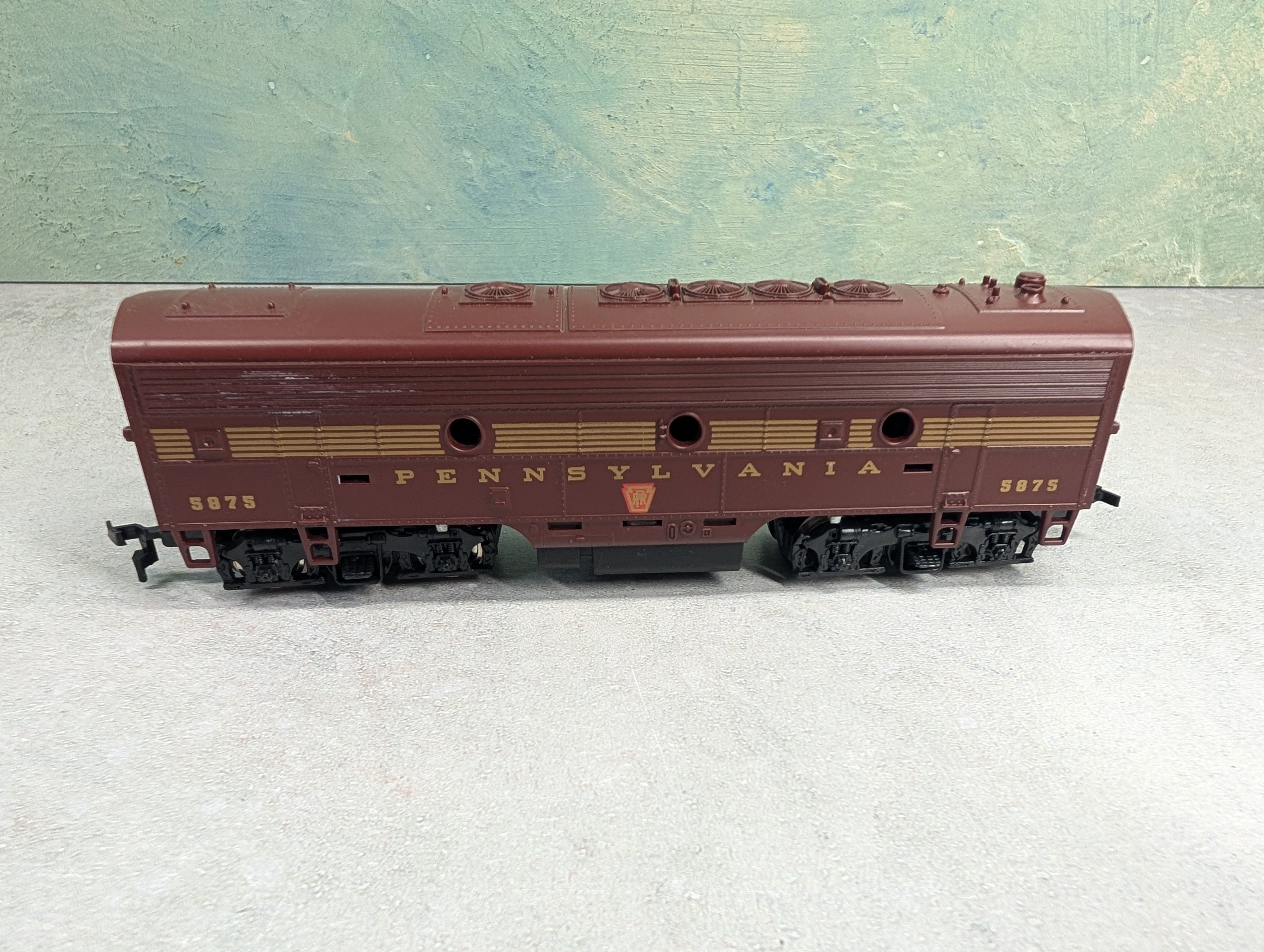 USED Mantua HO Scale F-7B Diesel Locomotive Pennsylvania PRR #5875 Unpowered