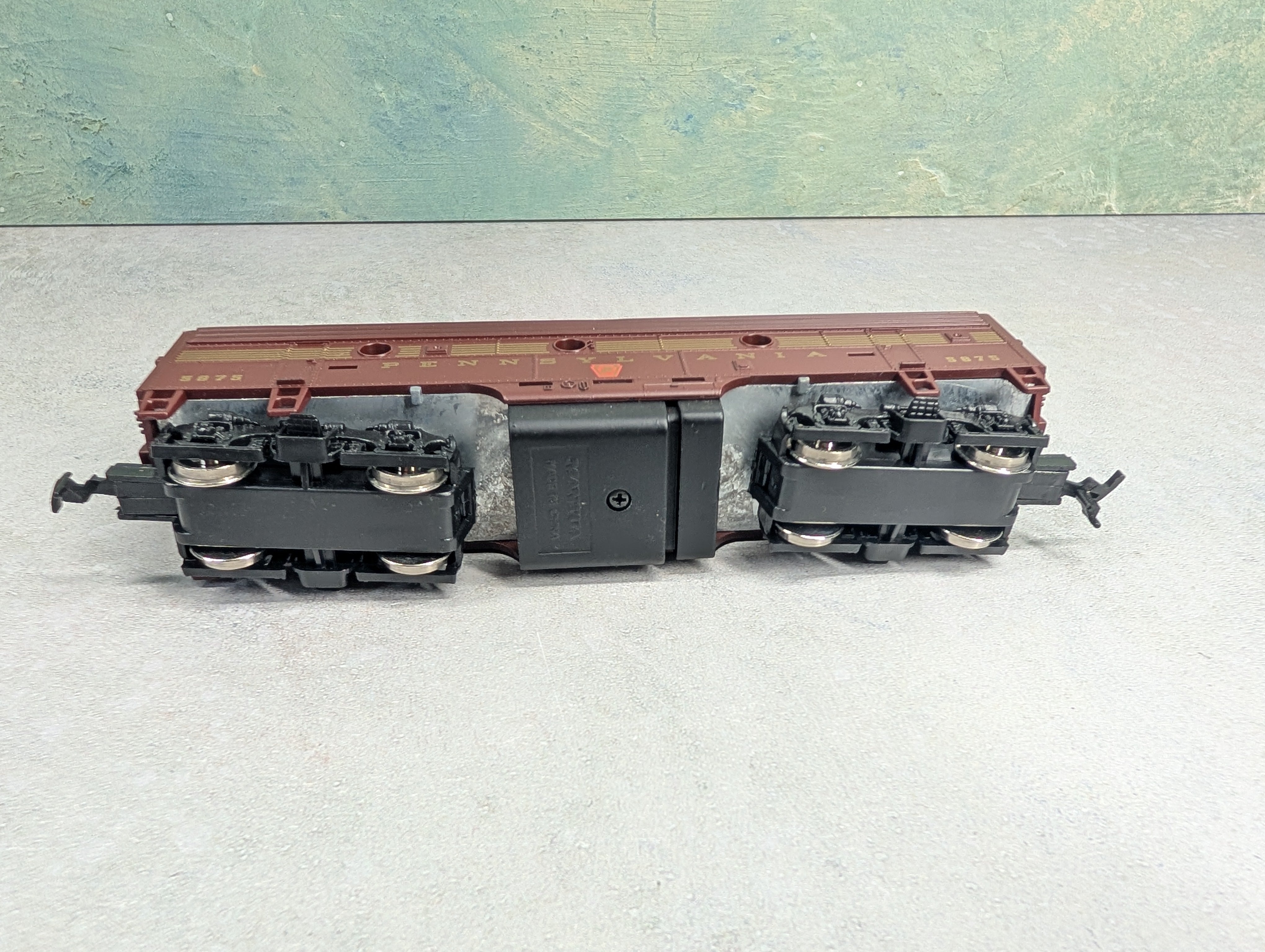 USED Mantua HO Scale F-7B Diesel Locomotive Pennsylvania PRR #5875 Unpowered