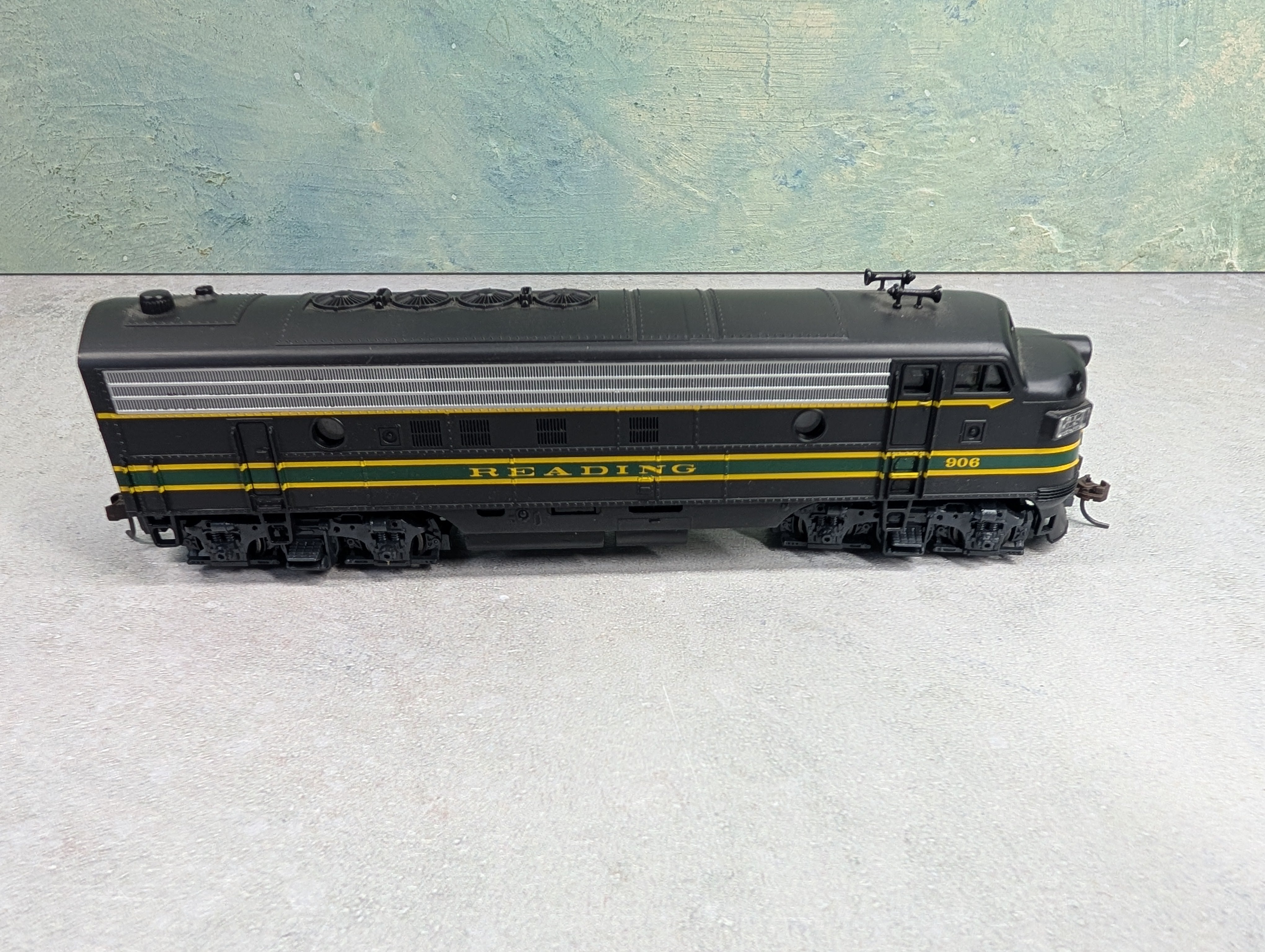USED Atlas HO Scale FP-7 Diesel Locomotive Reading #906 Runs Great DC