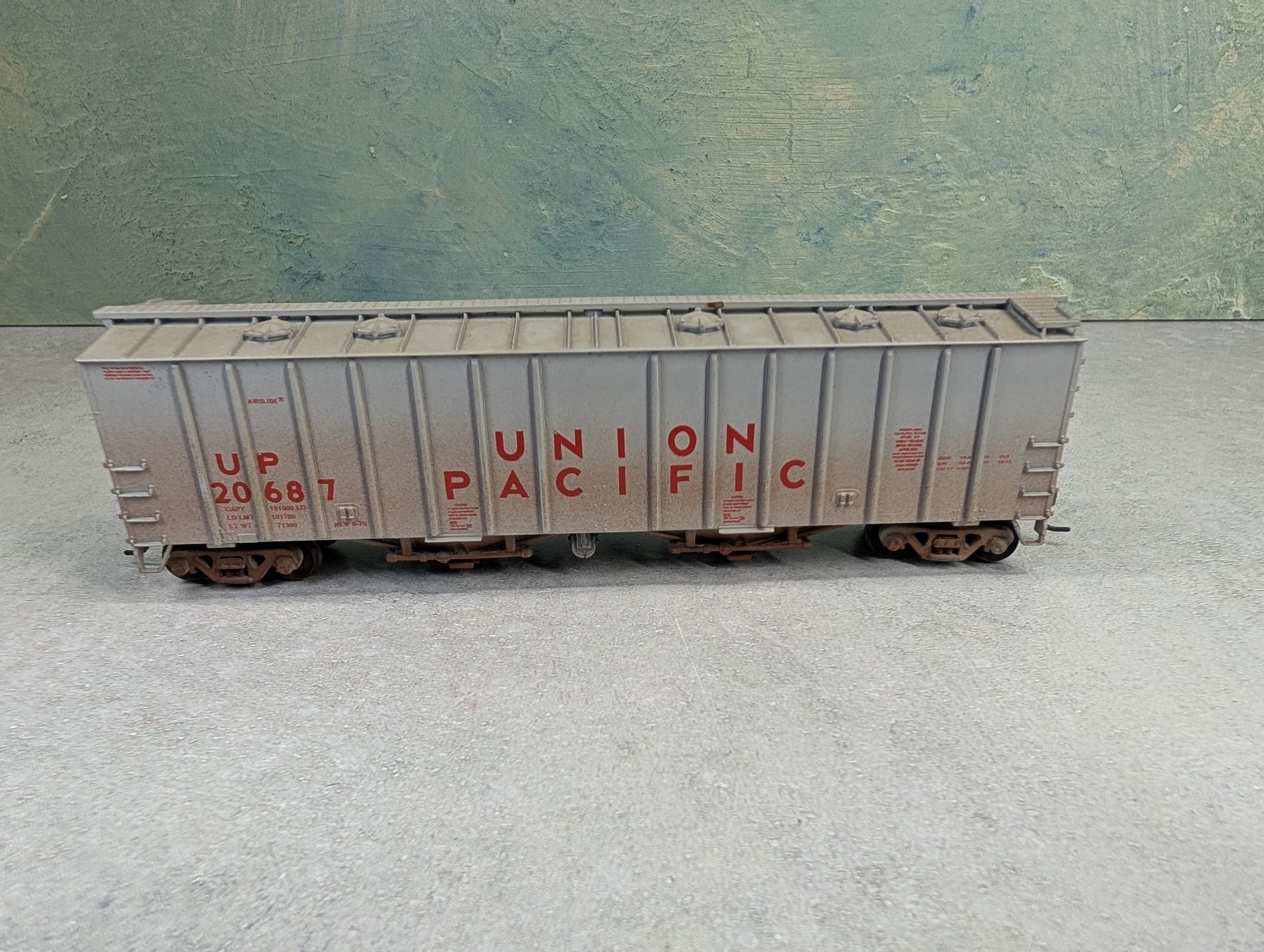 USED Walthers HO Scale 50' Airslide Hopper Union Pacific UP #20687 Weathered