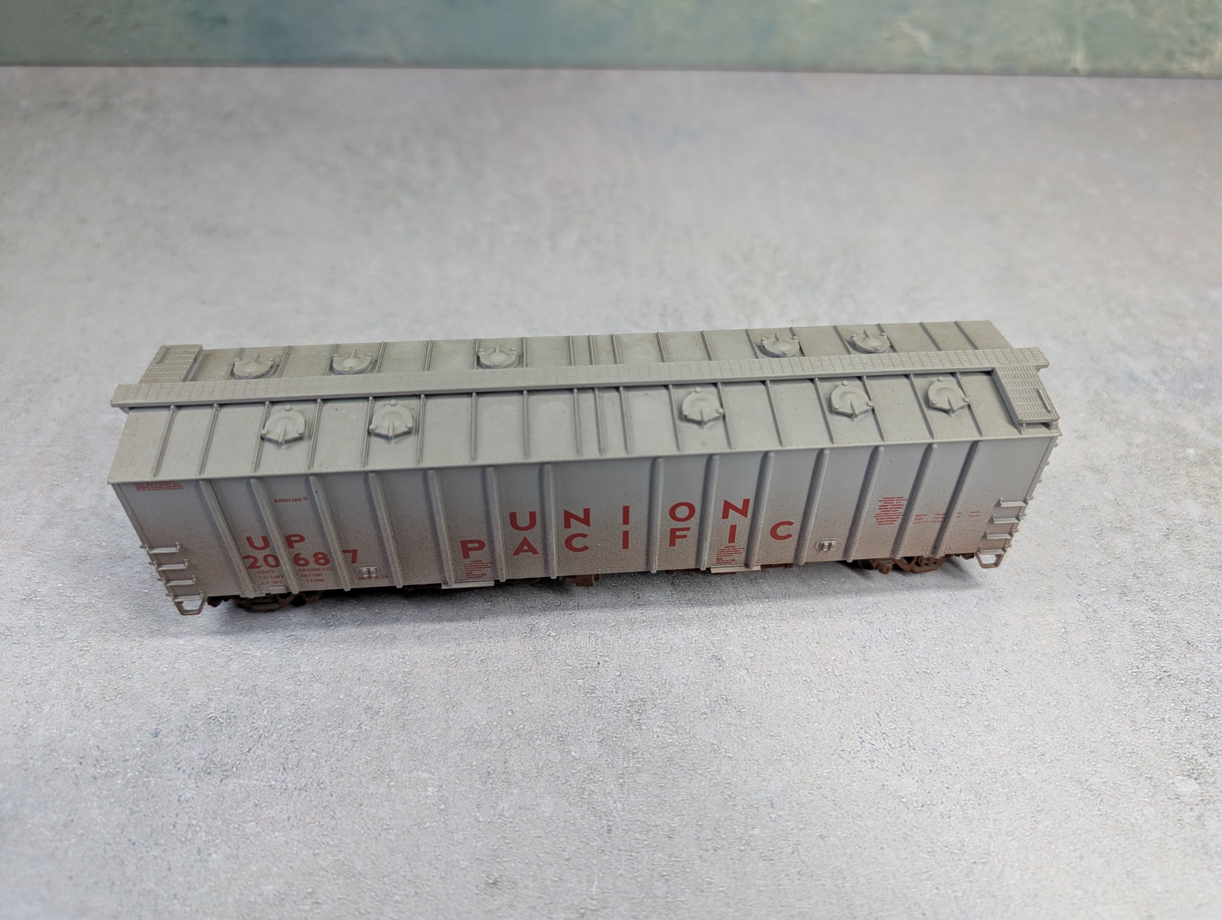 USED Walthers HO Scale 50' Airslide Hopper Union Pacific UP #20687 Weathered
