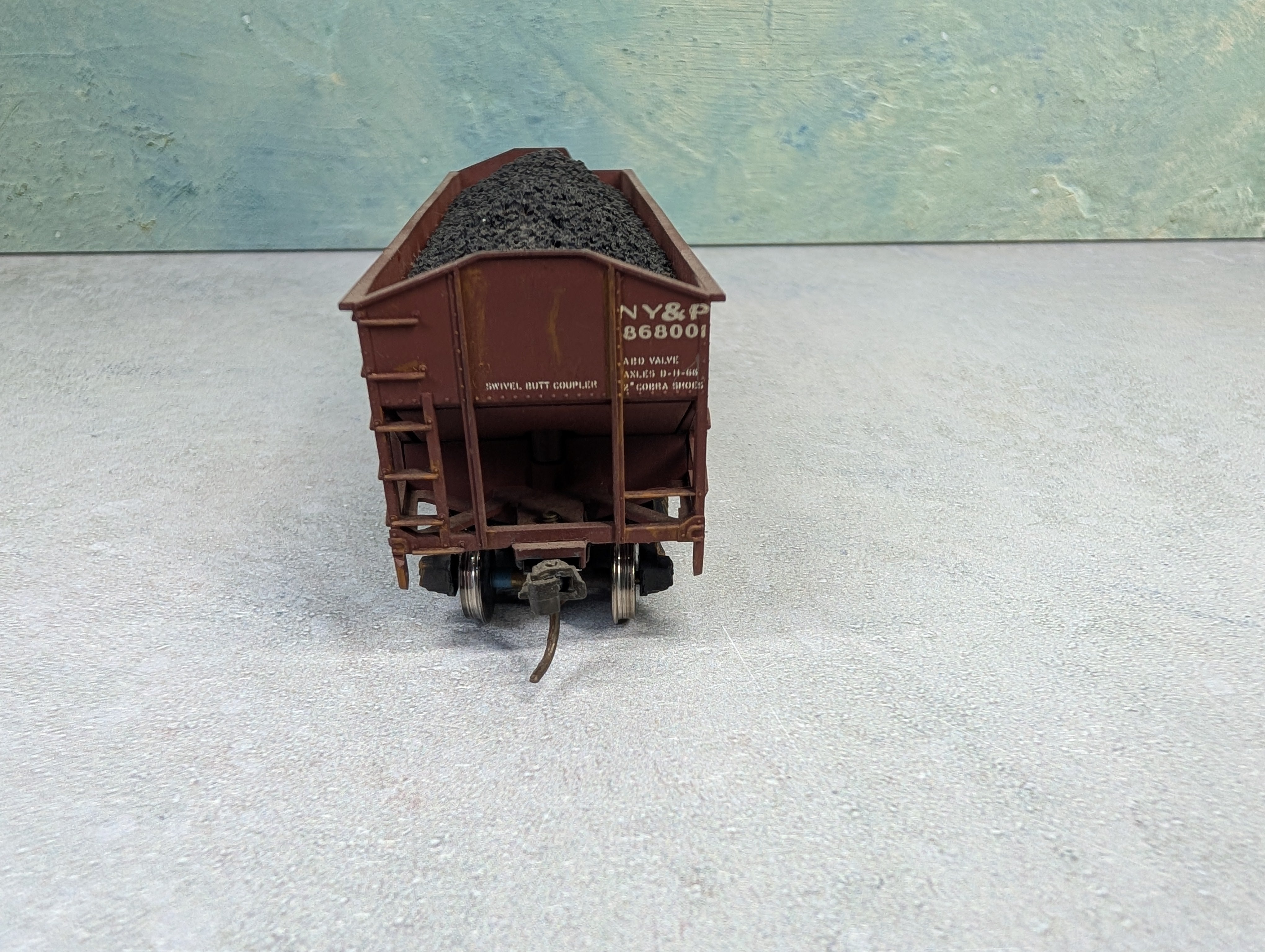 USED Athearn HO Scale 2 Bay Open Hopper New York and Pennsylvania NY&P #868001 Weathered w/ Coal Load