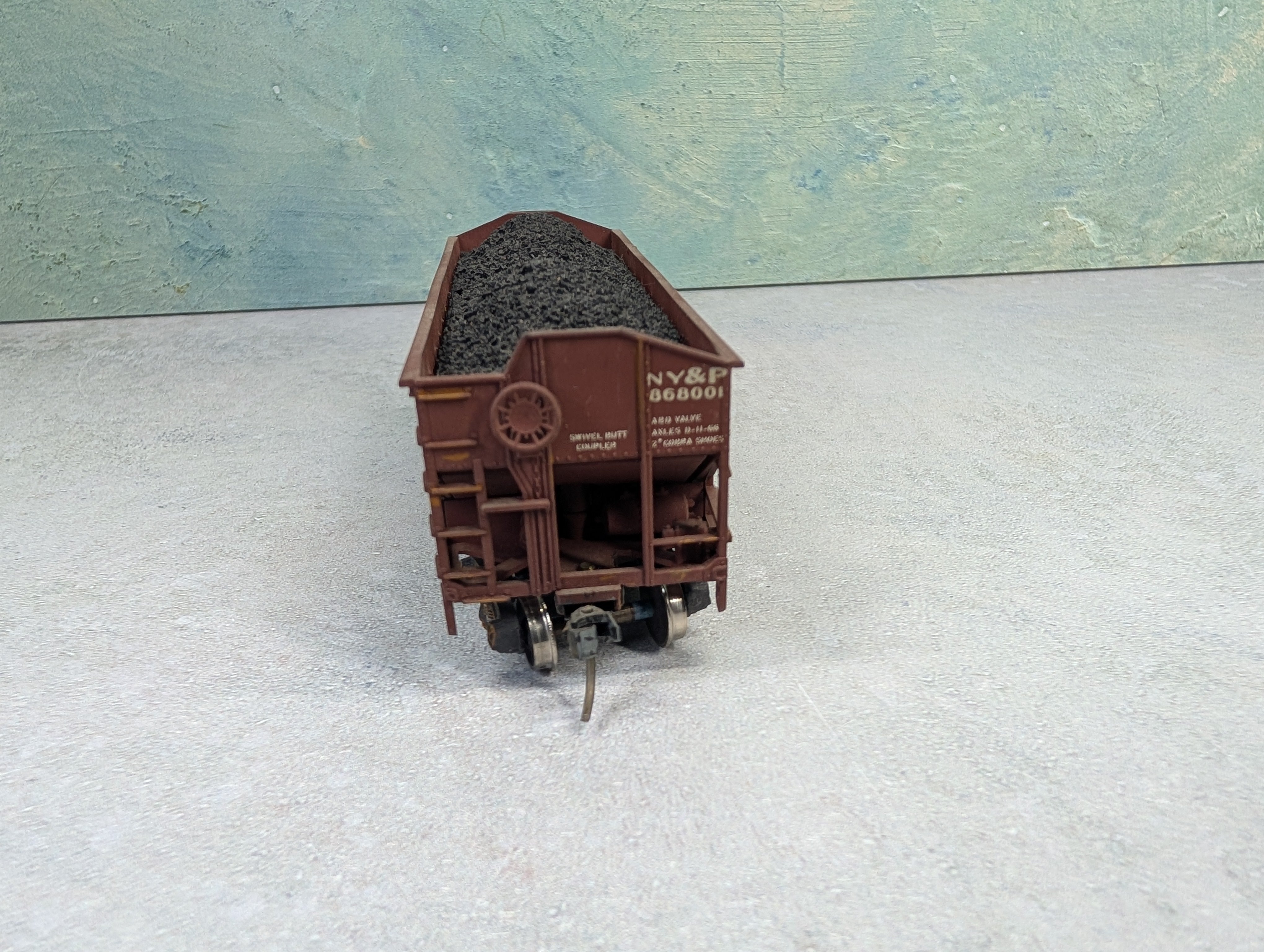 USED Athearn HO Scale 2 Bay Open Hopper New York and Pennsylvania NY&P #868001 Weathered w/ Coal Load