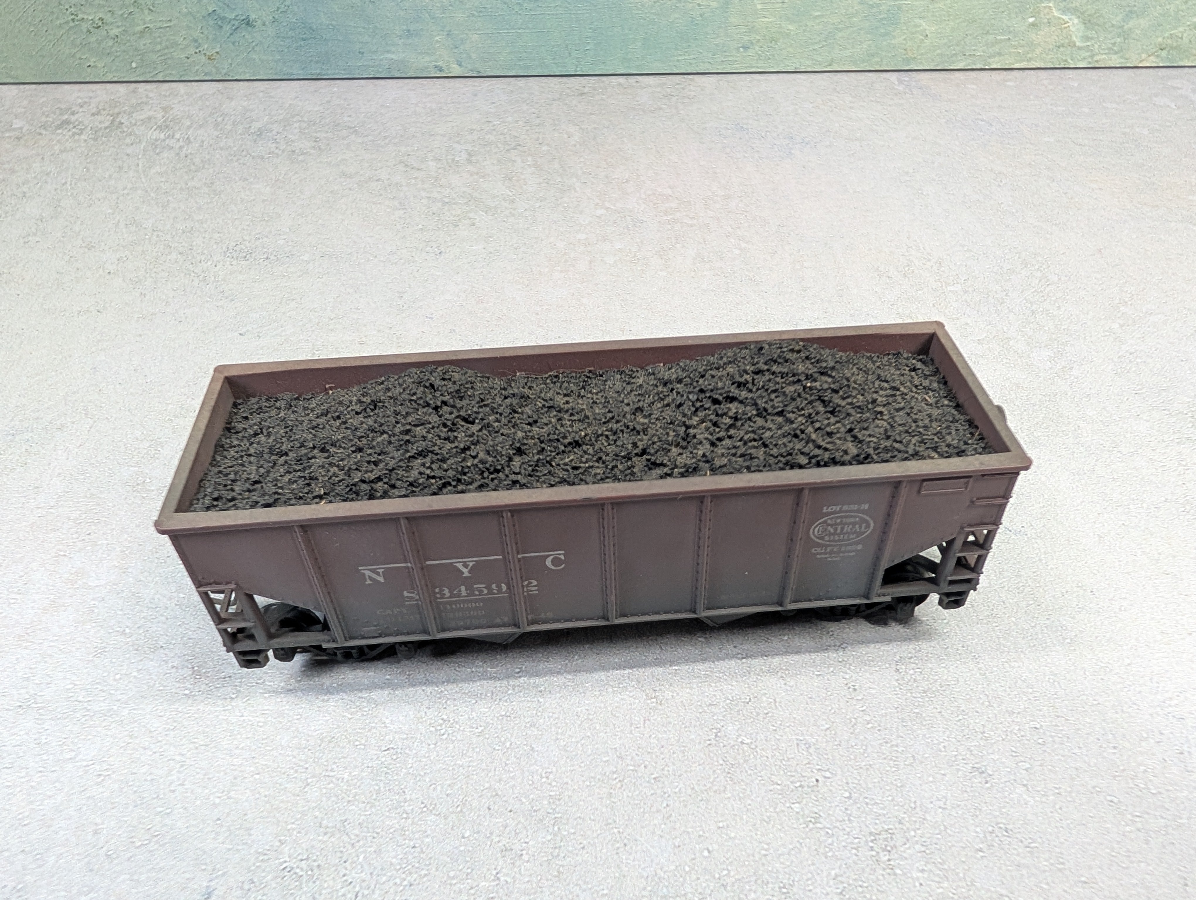 USED Athearn HO Scale 2 Bay Open Hopper New York Central NYC #834592 Weathered w/ Coal Load
