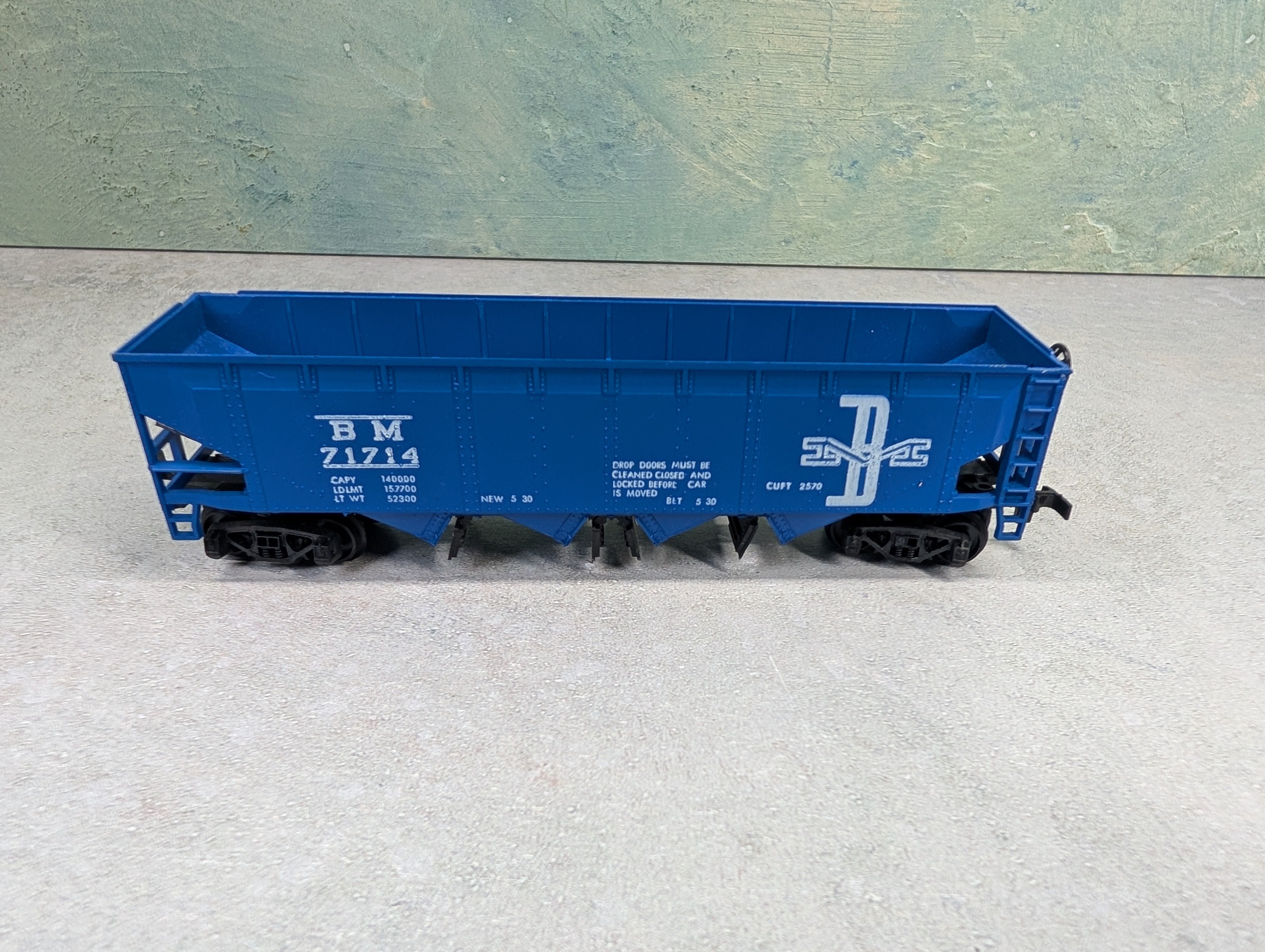 USED Roco HO Scale Operating 4 Bay Hopper Boston & Maine BM #71714