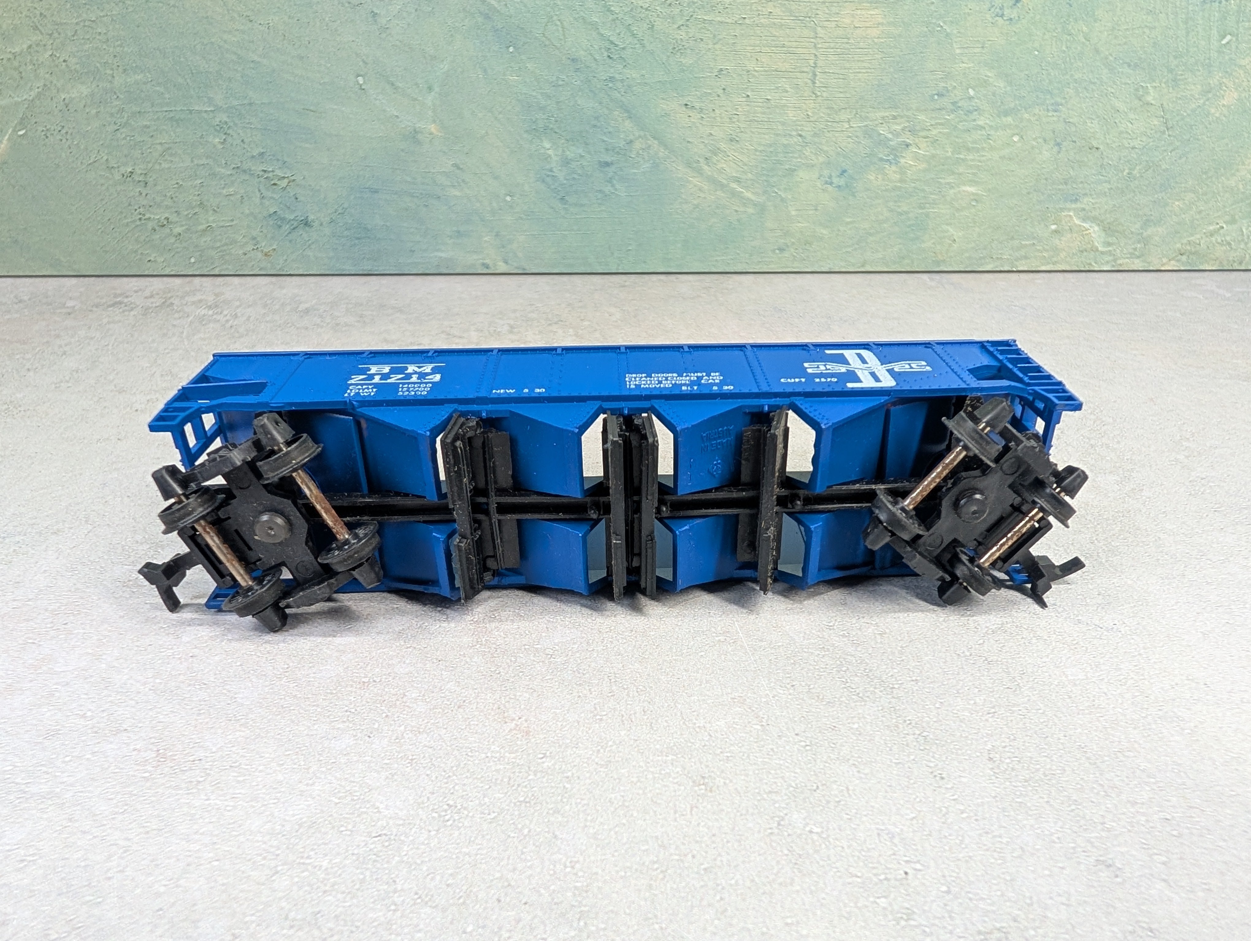 USED Roco HO Scale Operating 4 Bay Hopper Boston & Maine BM #71714