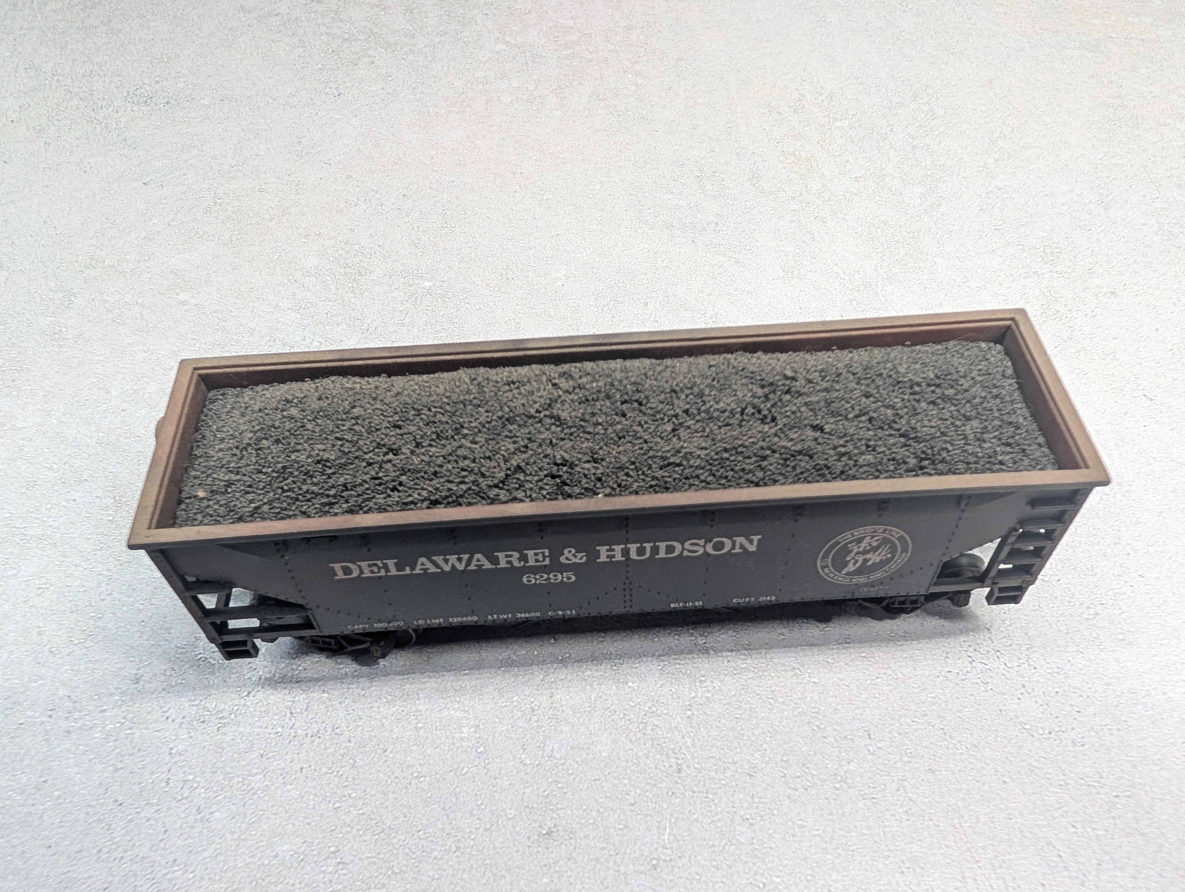 USED HO Scale 2 Bay Hopper Delaware and Hudson D&H #6295 Weathered w/ Coal Load