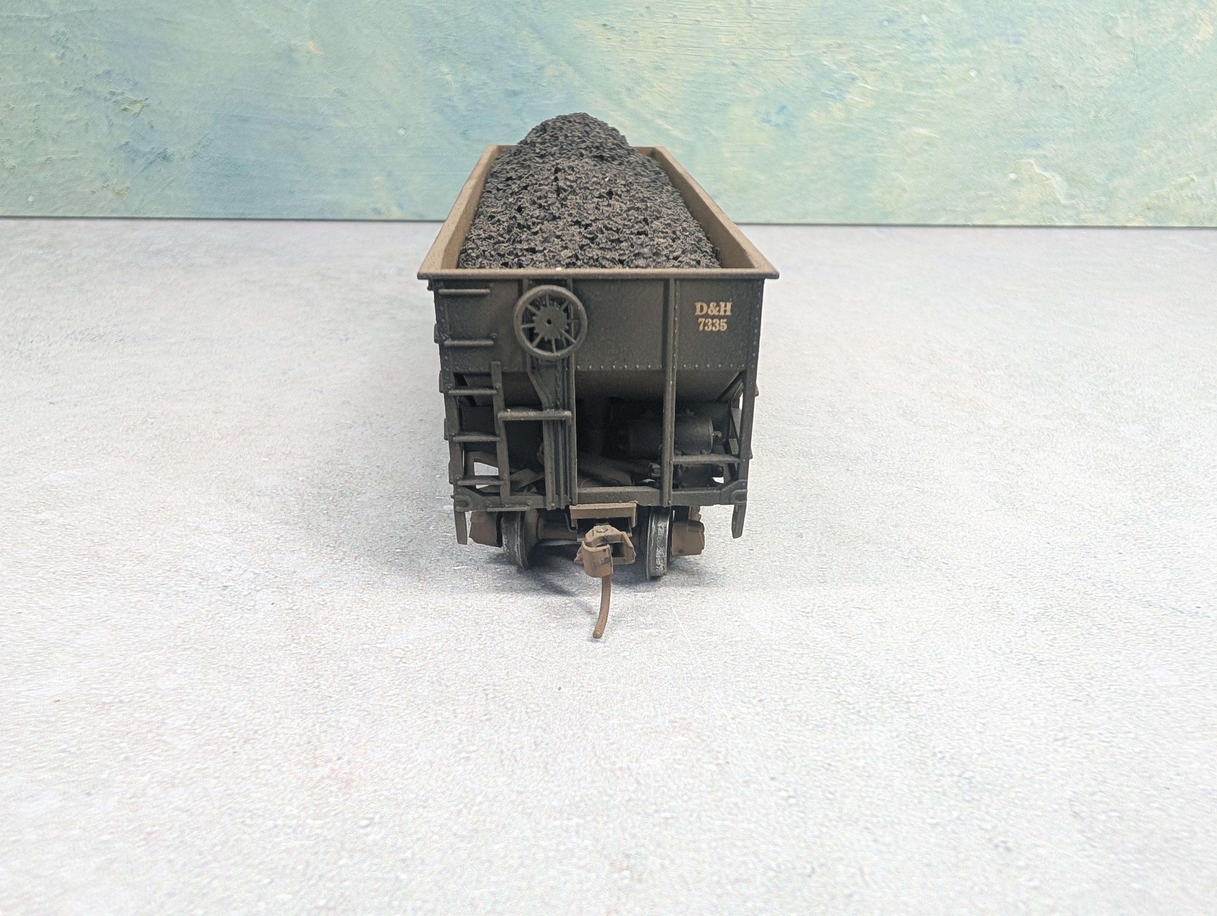 USED Athearn HO Scale 2 Bay Hopper Delaware and Hudson D&H #7335 Weathered w/ Coal Load