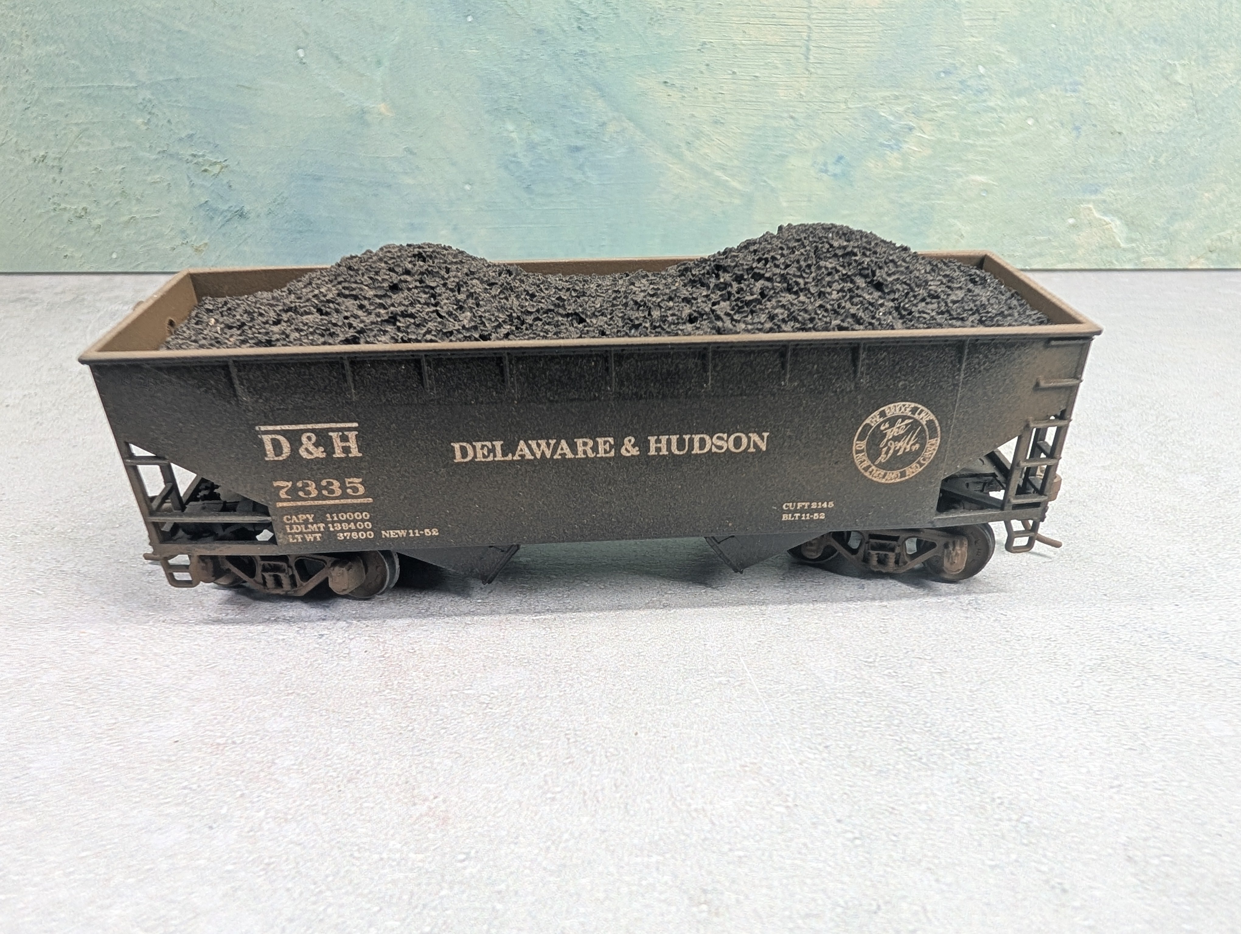 USED Athearn HO Scale 2 Bay Hopper Delaware and Hudson D&H #7335 Weathered w/ Coal Load