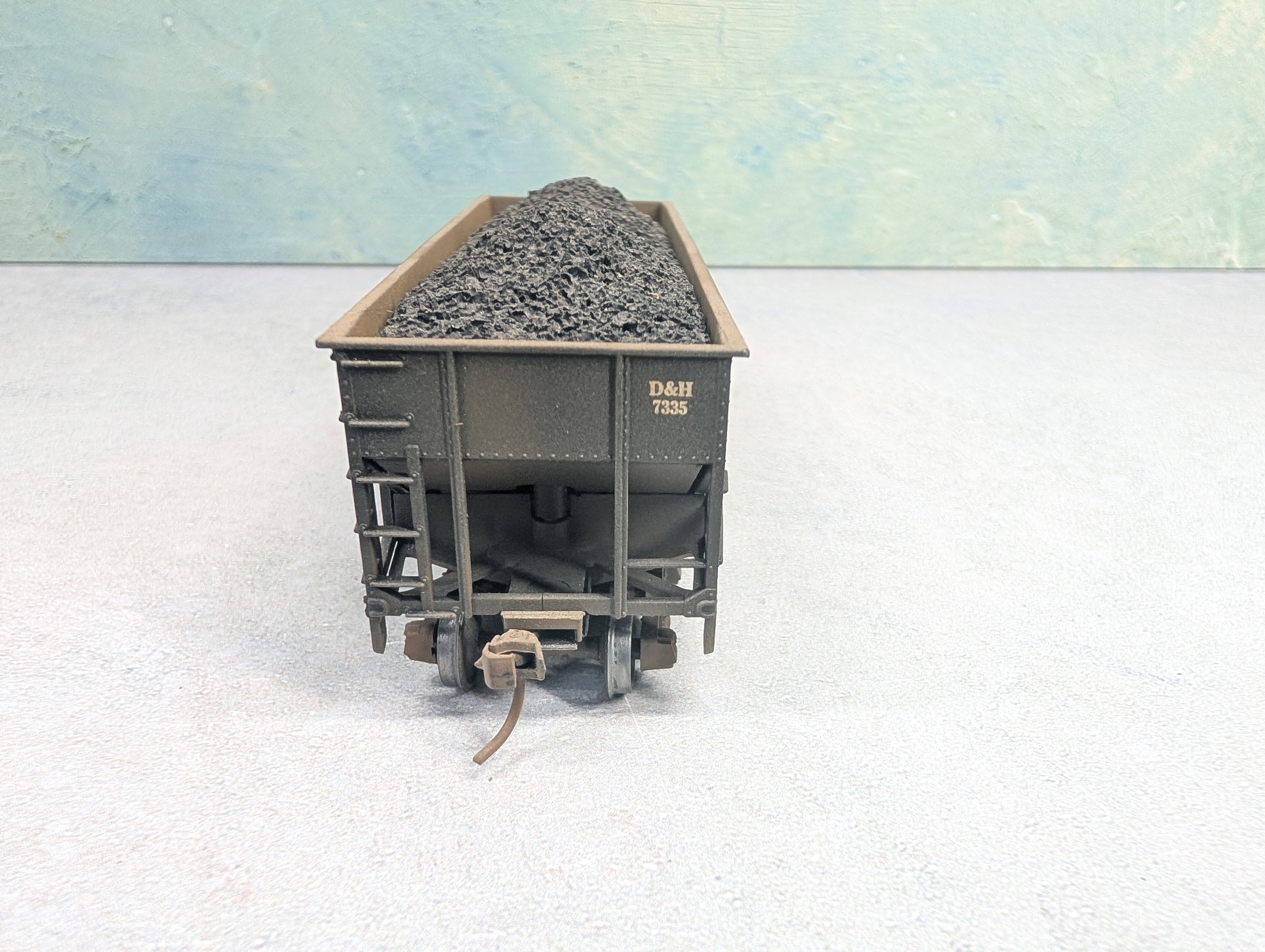 USED Athearn HO Scale 2 Bay Hopper Delaware and Hudson D&H #7335 Weathered w/ Coal Load