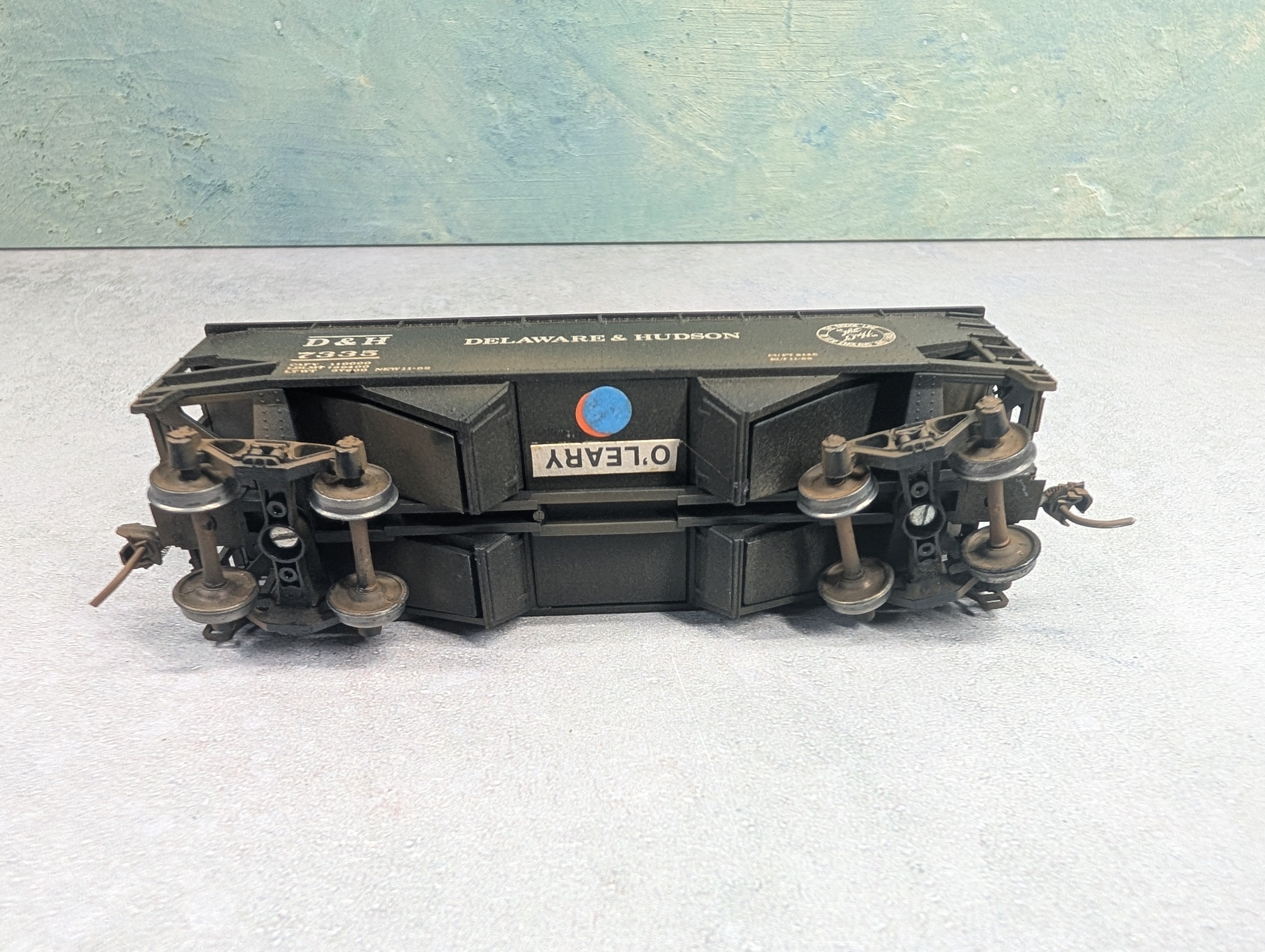 USED Athearn HO Scale 2 Bay Hopper Delaware and Hudson D&H #7335 Weathered w/ Coal Load