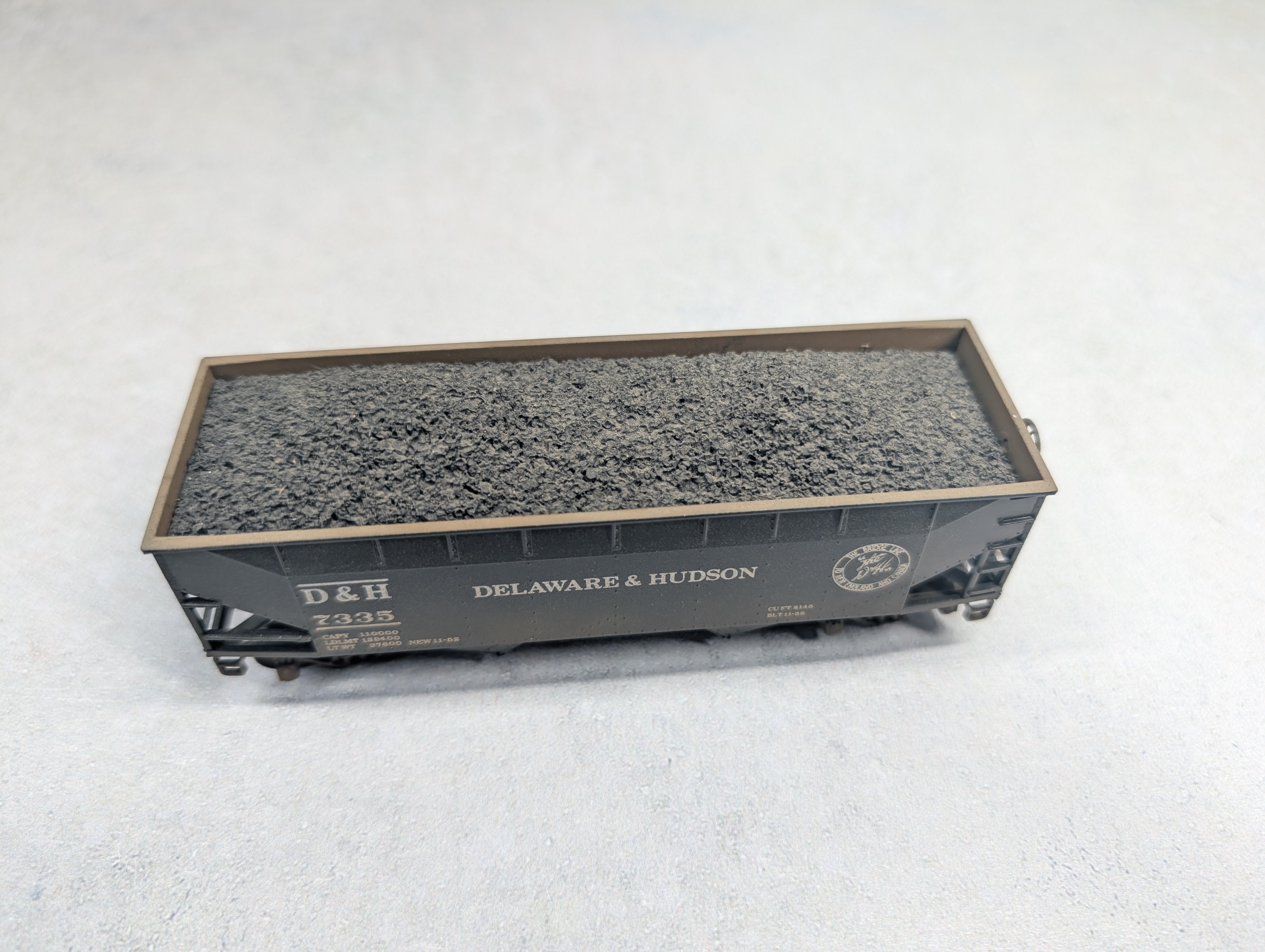 USED Athearn HO Scale 2 Bay Hopper Delaware and Hudson D&H #7335 Weathered w/ Coal Load