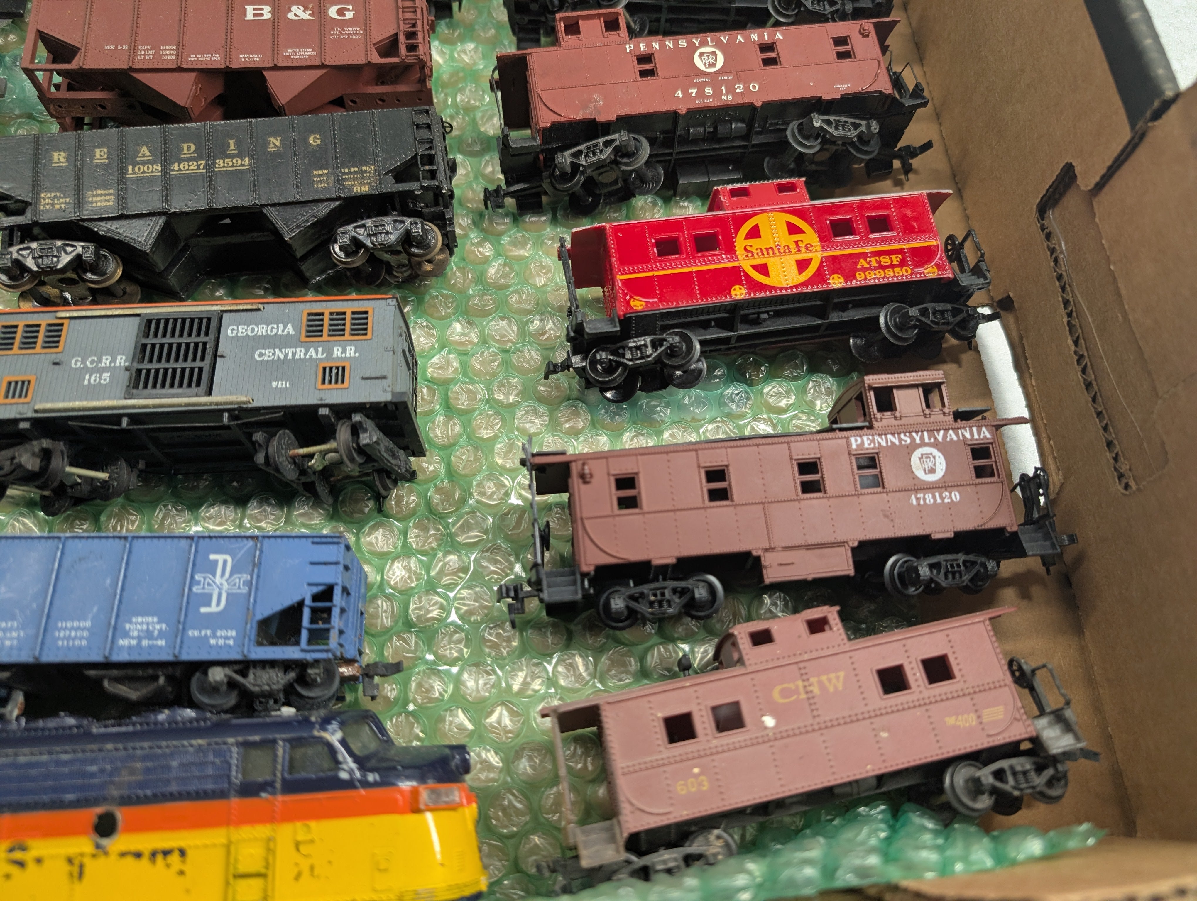 USED HO Scale Lot of Rough Cabooses, Locomotive Shells, + More Parts/Repairs