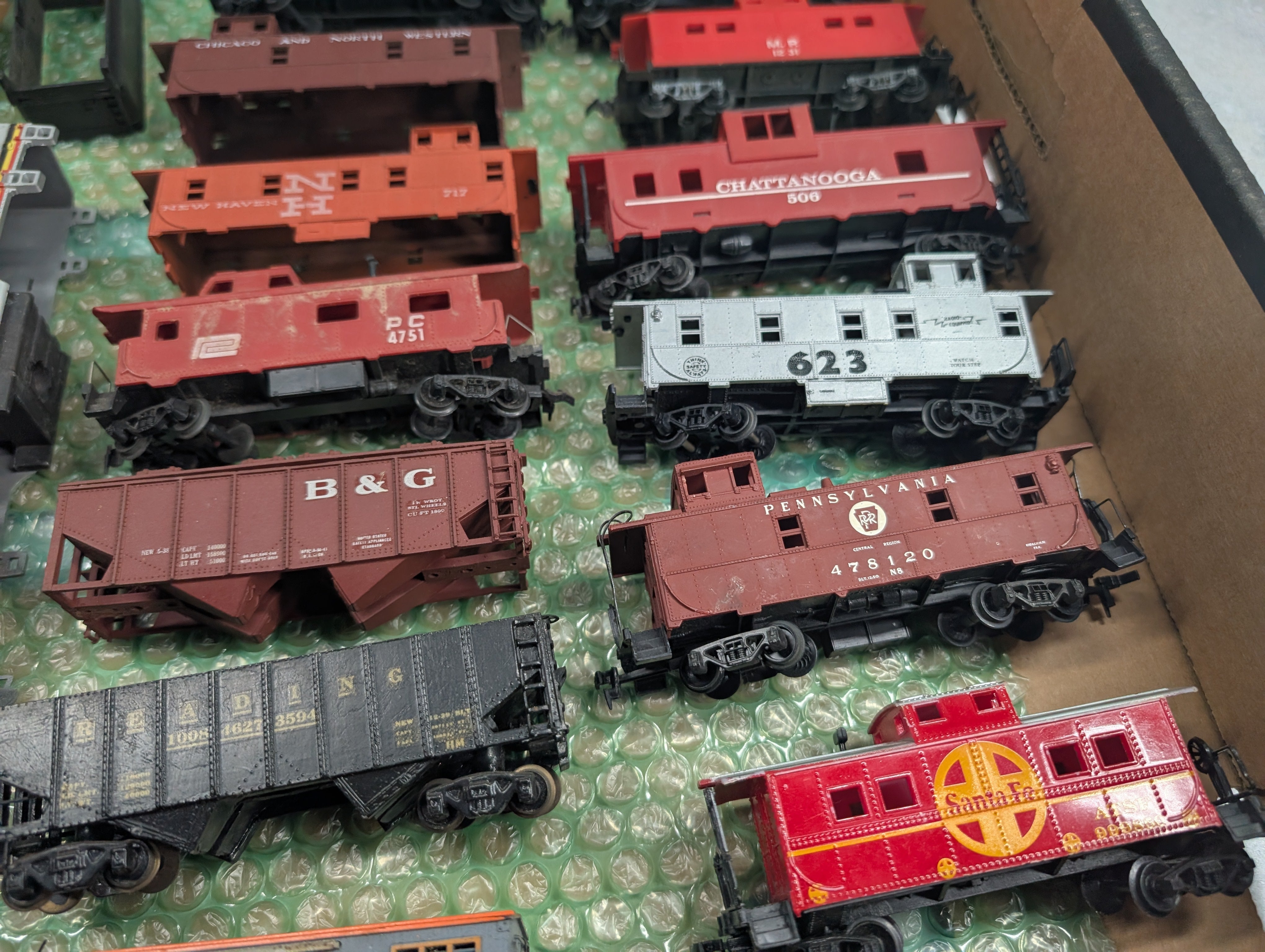 USED HO Scale Lot of Rough Cabooses, Locomotive Shells, + More Parts/Repairs