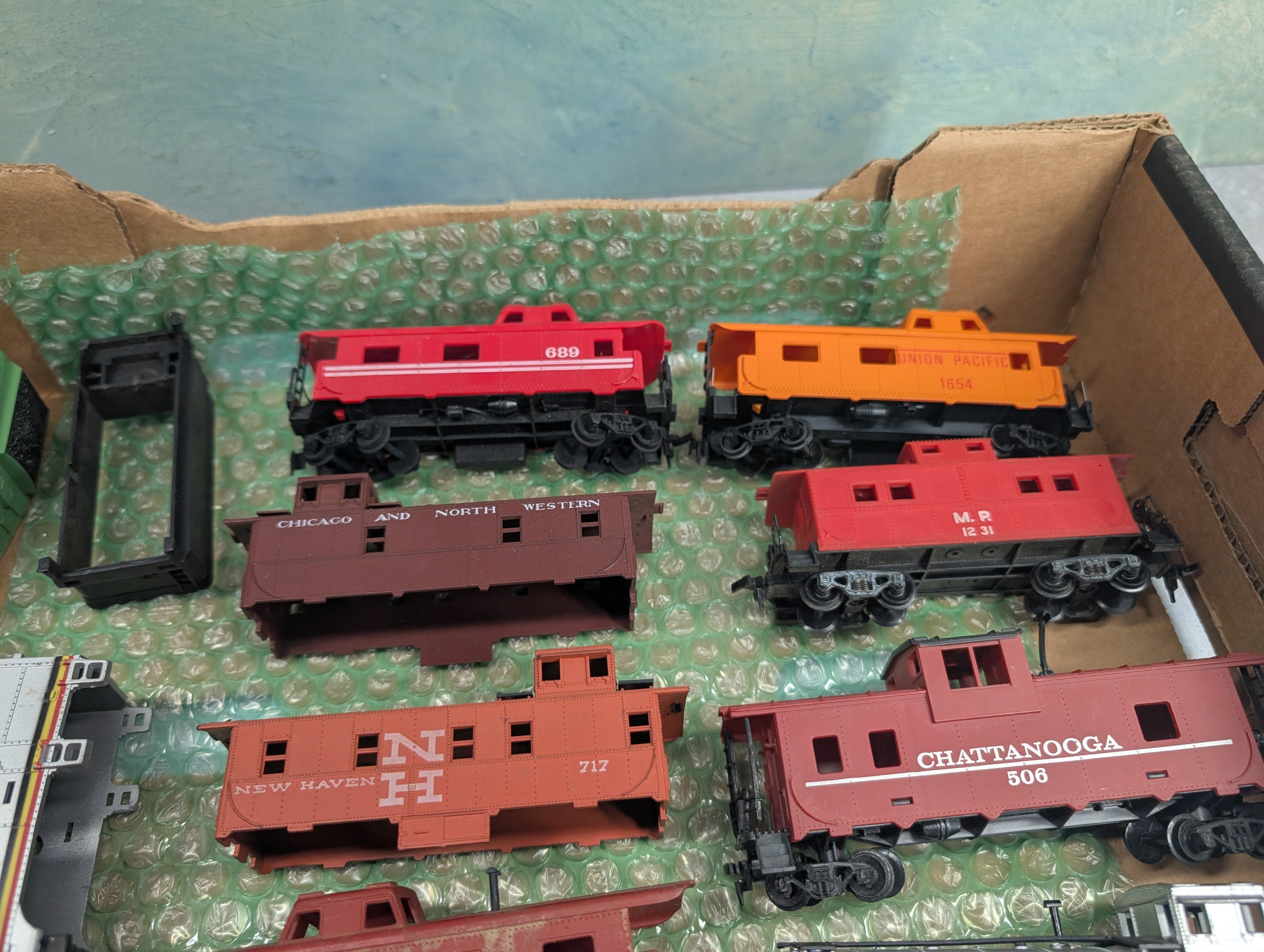 USED HO Scale Lot of Rough Cabooses, Locomotive Shells, + More Parts/Repairs