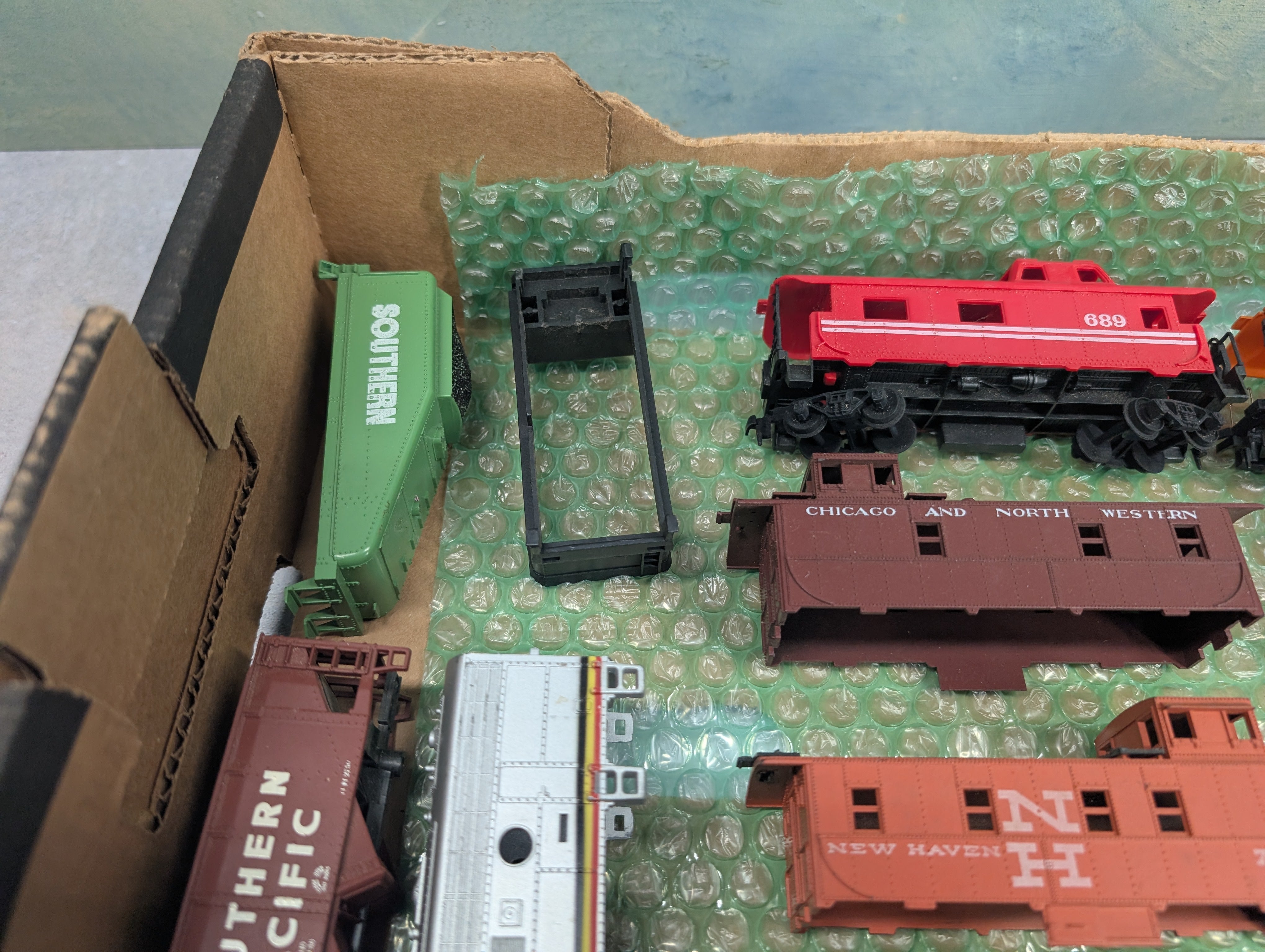 USED HO Scale Lot of Rough Cabooses, Locomotive Shells, + More Parts/Repairs