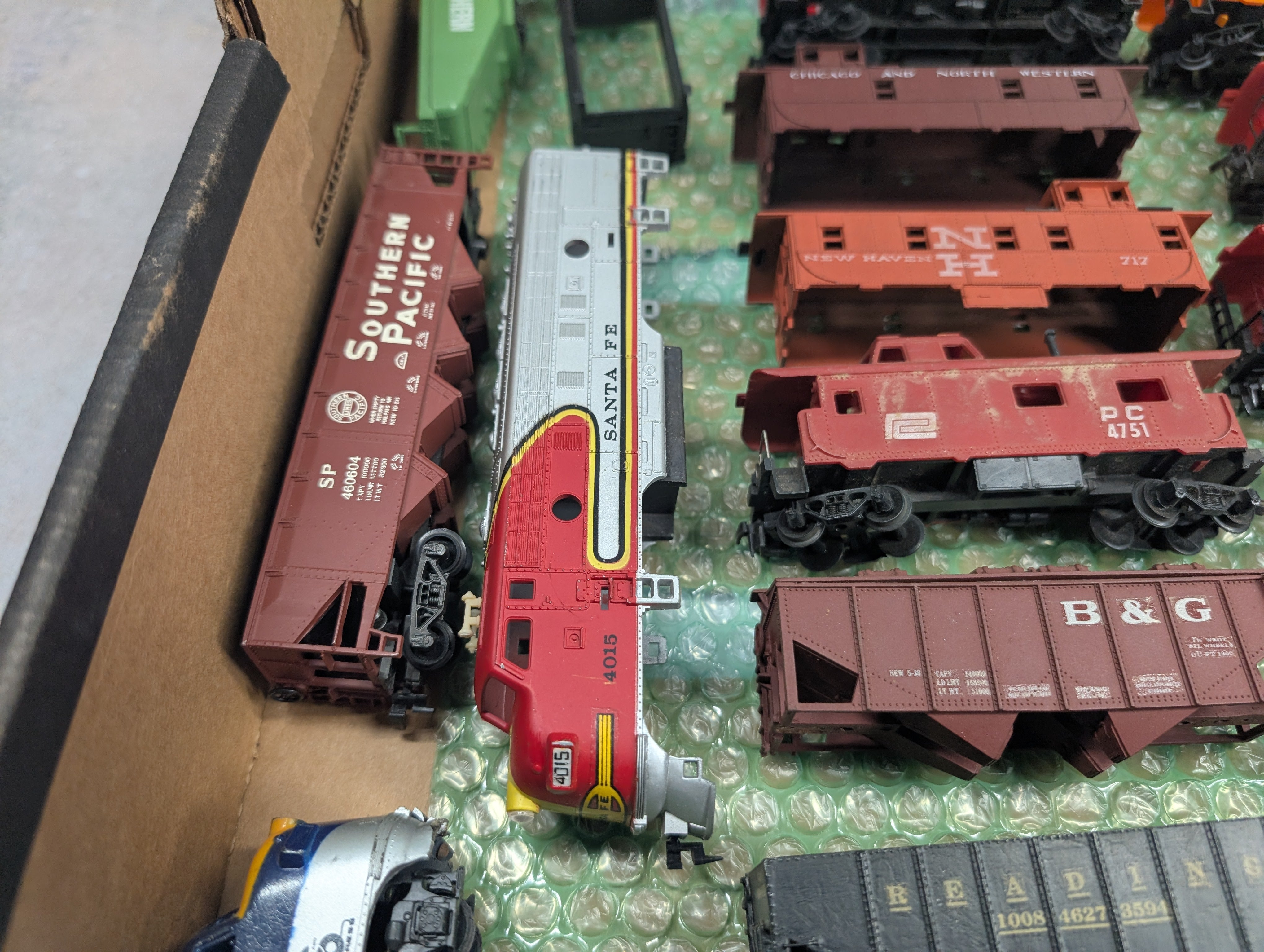 USED HO Scale Lot of Rough Cabooses, Locomotive Shells, + More Parts/Repairs