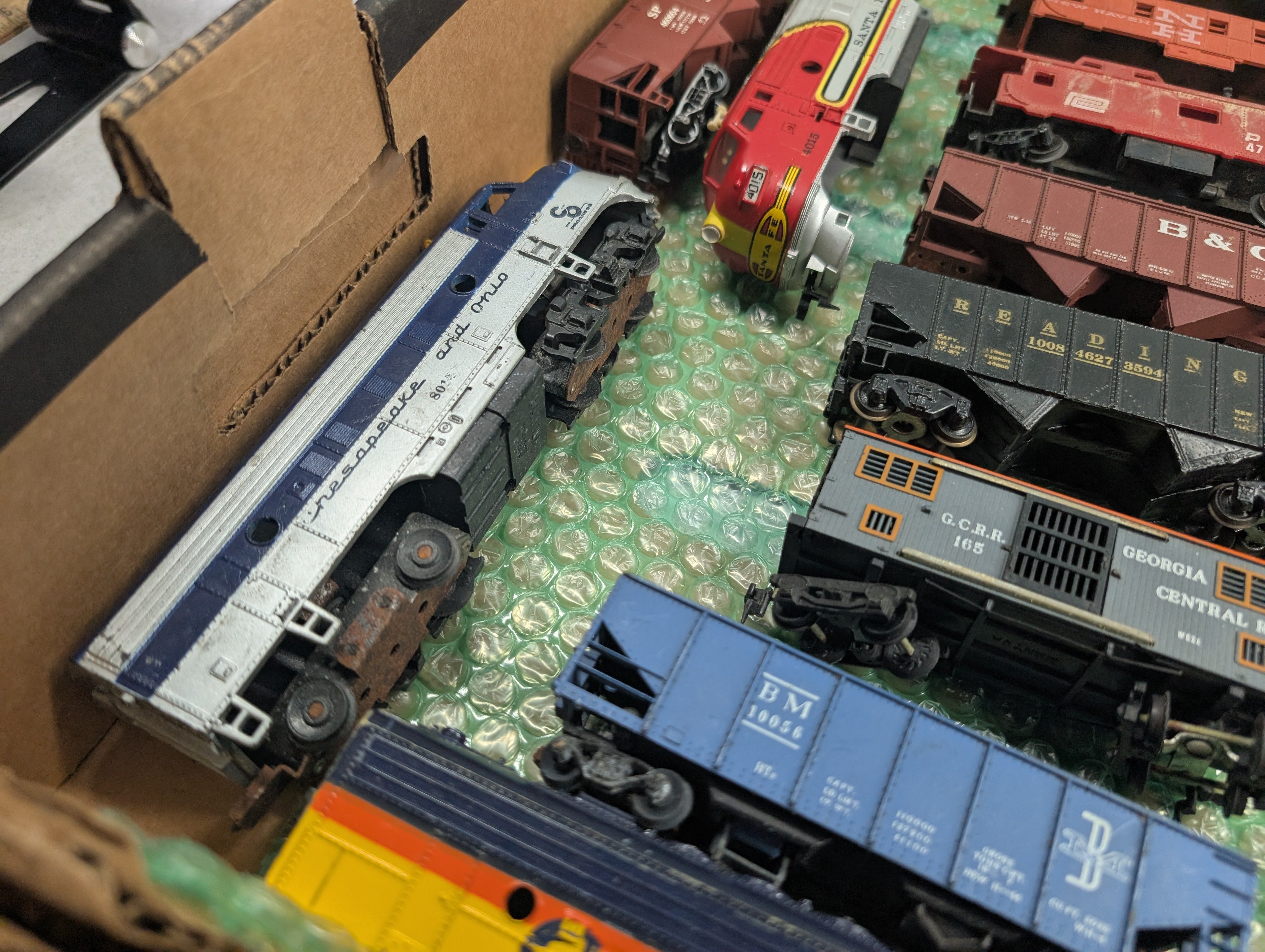 USED HO Scale Lot of Rough Cabooses, Locomotive Shells, + More Parts/Repairs