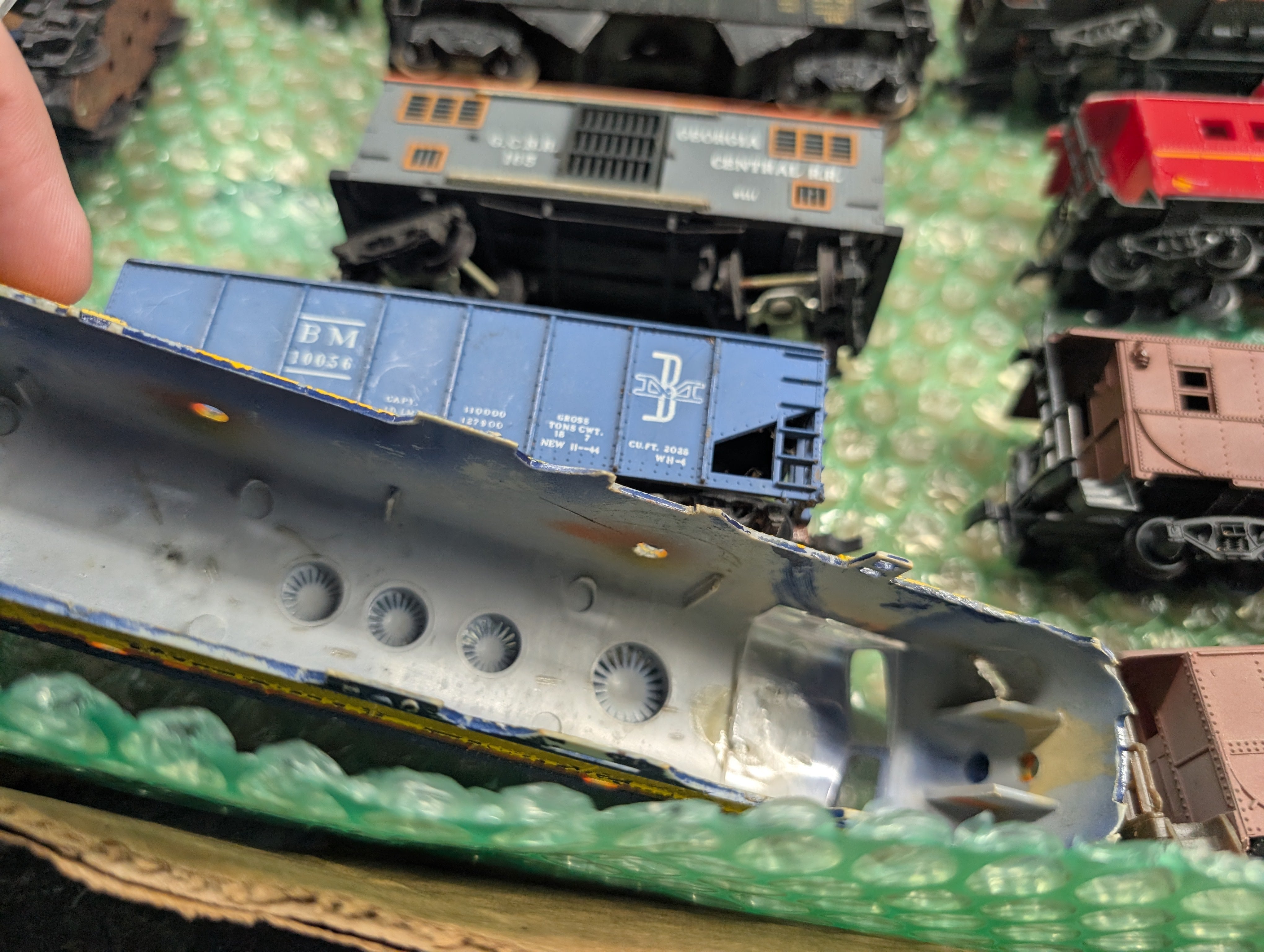 USED HO Scale Lot of Rough Cabooses, Locomotive Shells, + More Parts/Repairs