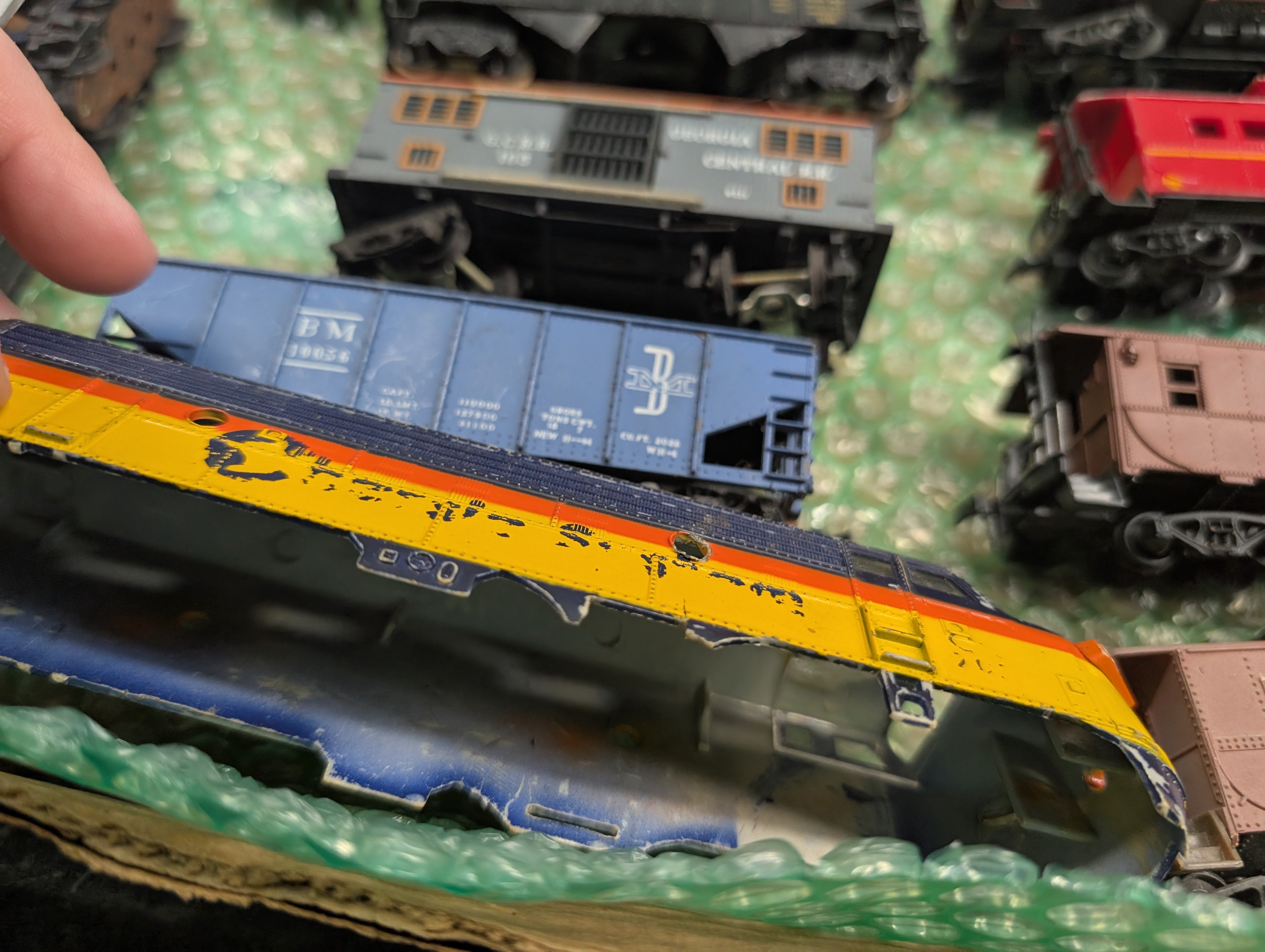 USED HO Scale Lot of Rough Cabooses, Locomotive Shells, + More Parts/Repairs