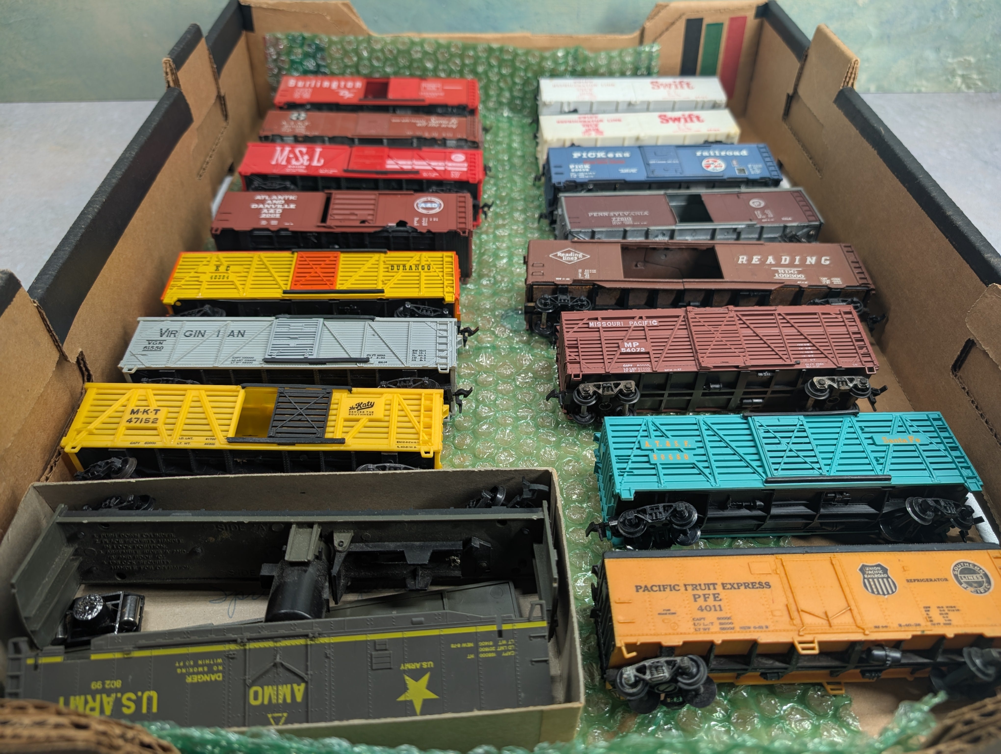 USED HO Scale Lot of Rough Box Cars & Stock Cars
