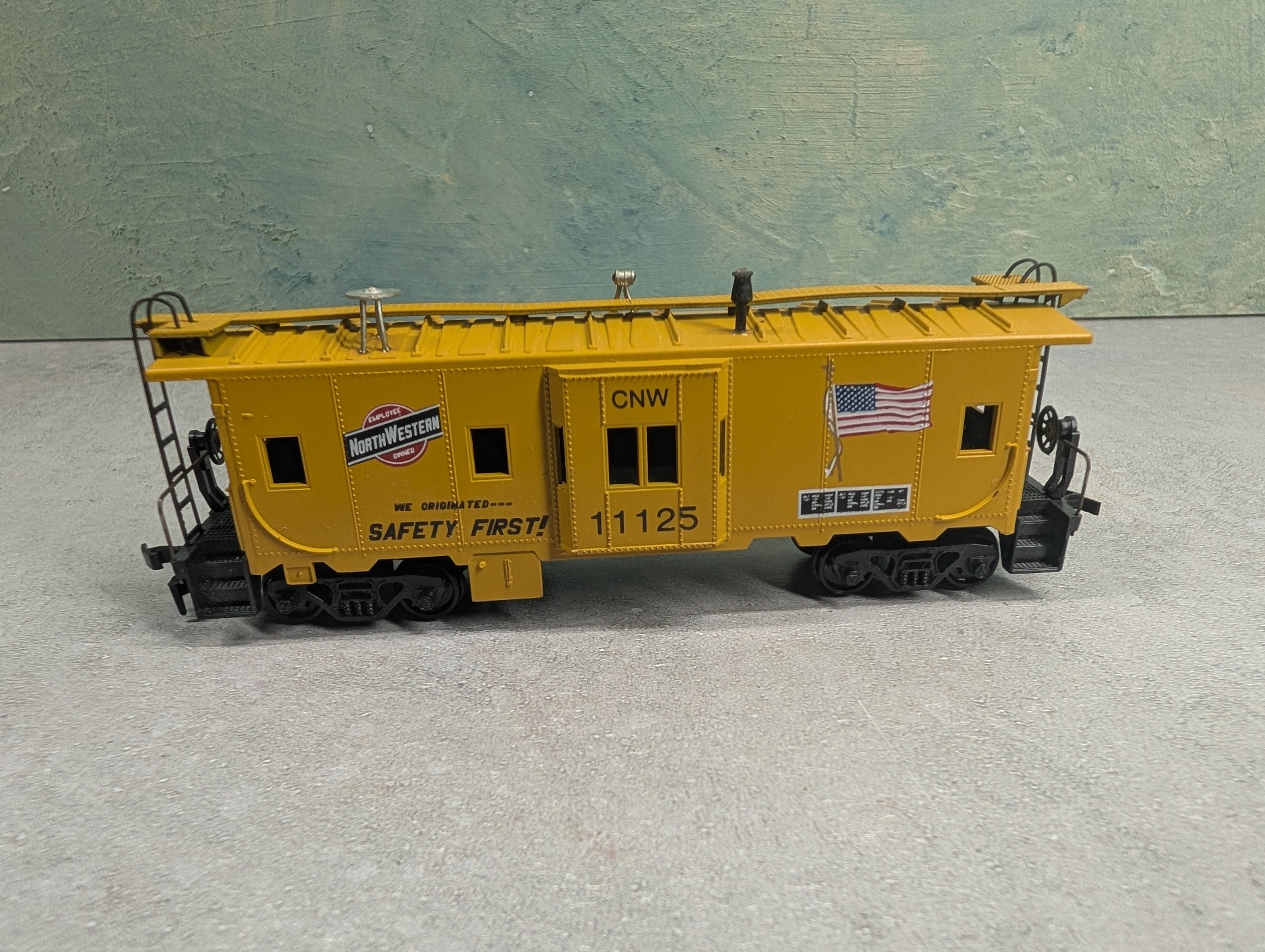 USED Athearn HO Scale Bay Window Caboose Chicago & North Western #11125