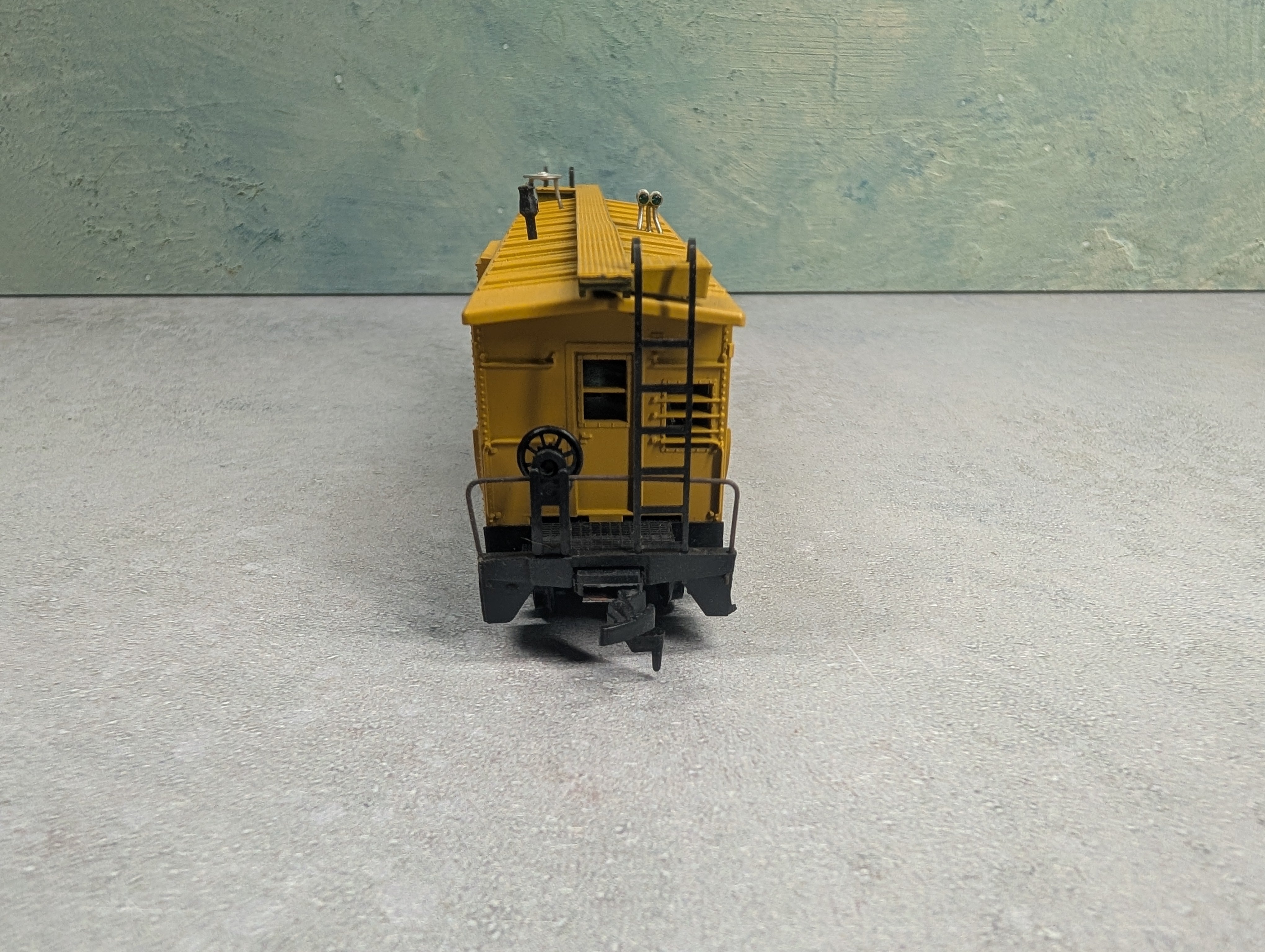 USED Athearn HO Scale Bay Window Caboose Chicago & North Western #11125