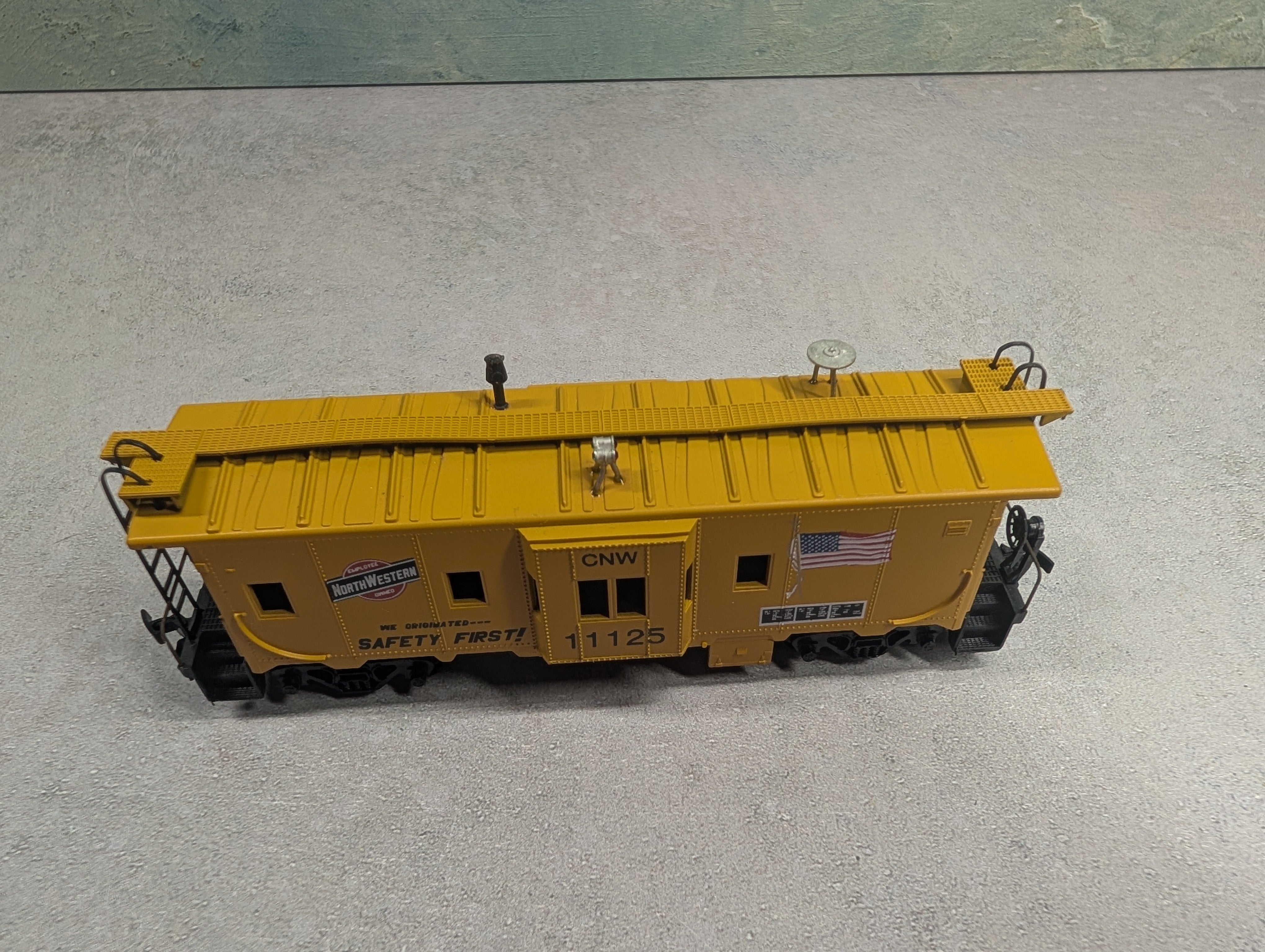 USED Athearn HO Scale Bay Window Caboose Chicago & North Western #11125