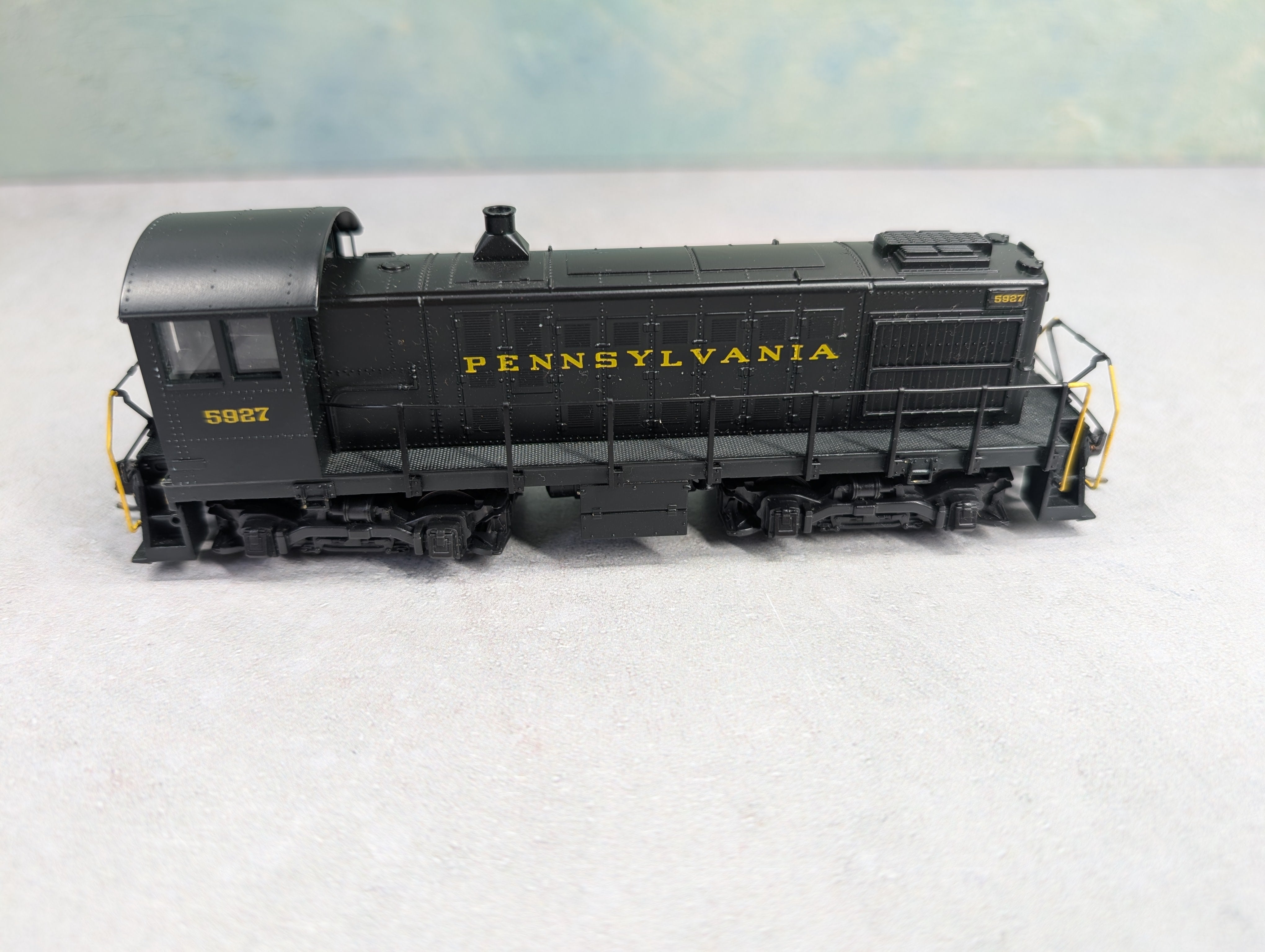 USED Atlas 8073 HO Scale Kato Alco S2 Diesel Switcher Locomotive Pennsylvania #5927 Runs Great! DC