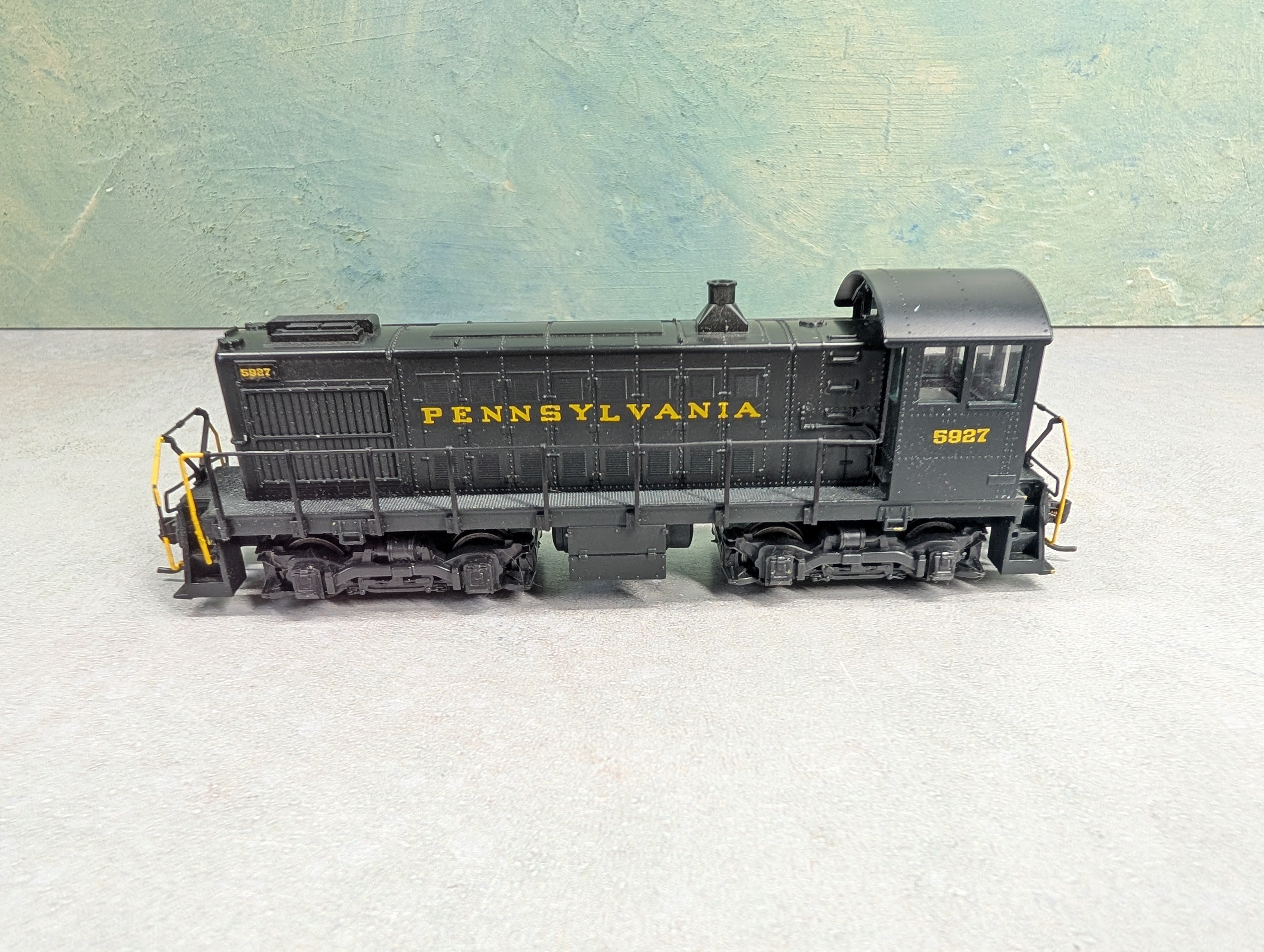 USED Atlas 8073 HO Scale Kato Alco S2 Diesel Switcher Locomotive Pennsylvania #5927 Runs Great! DC