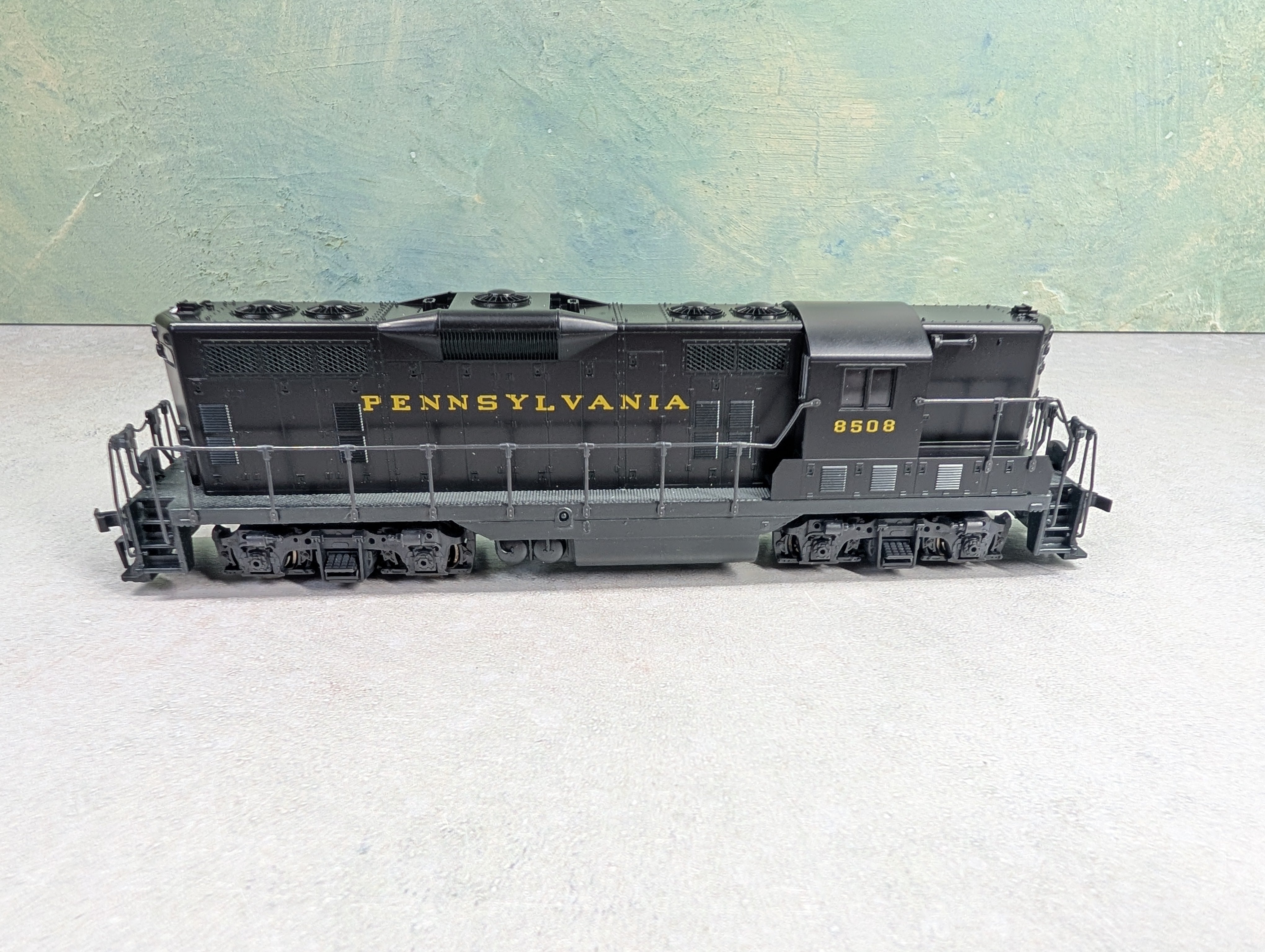 USED Atlas 8212 HO Scale Kato GP-7 Diesel Locomotive Pennsylvania #8508 Runs Great! DC