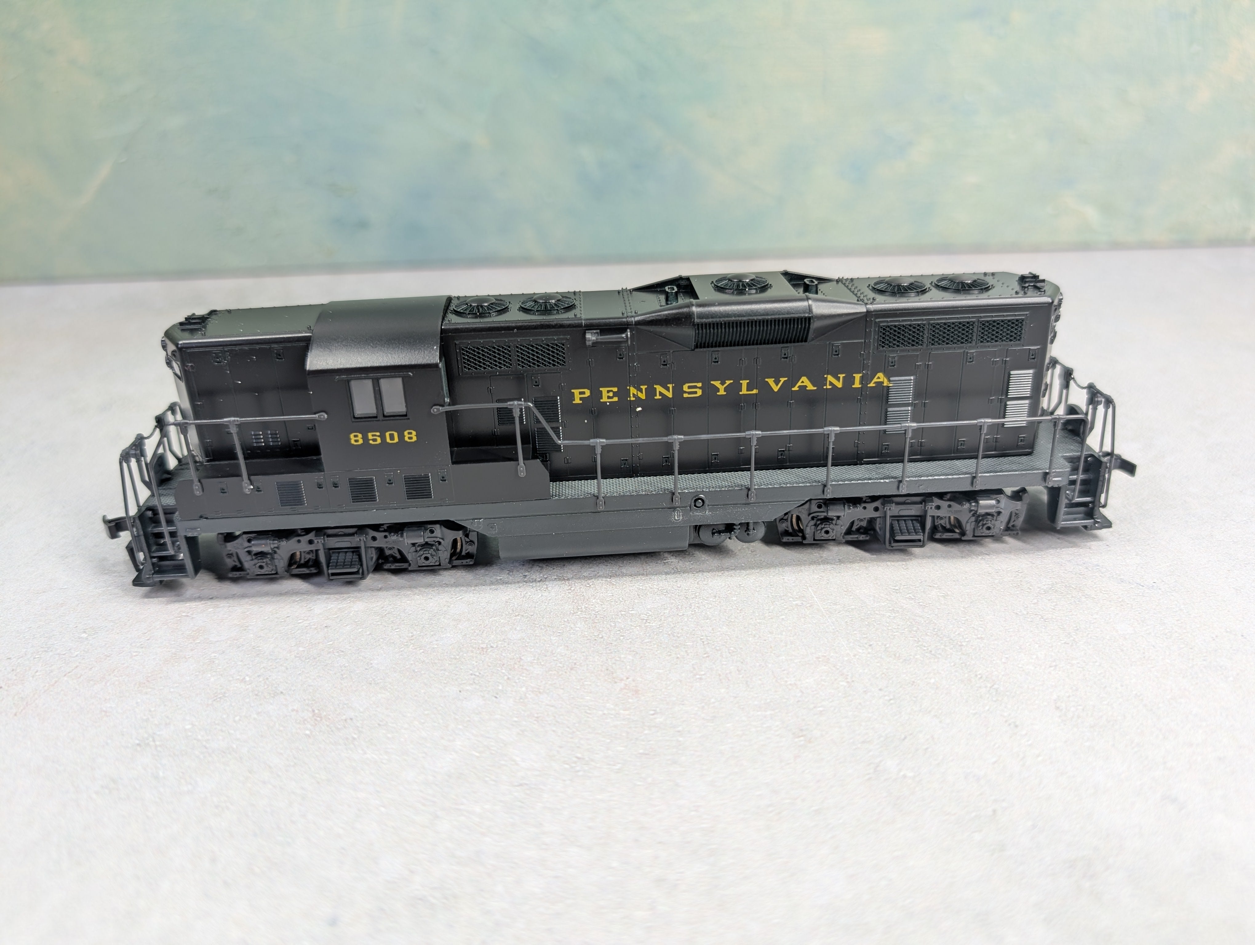 USED Atlas 8212 HO Scale Kato GP-7 Diesel Locomotive Pennsylvania #8508 Runs Great! DC