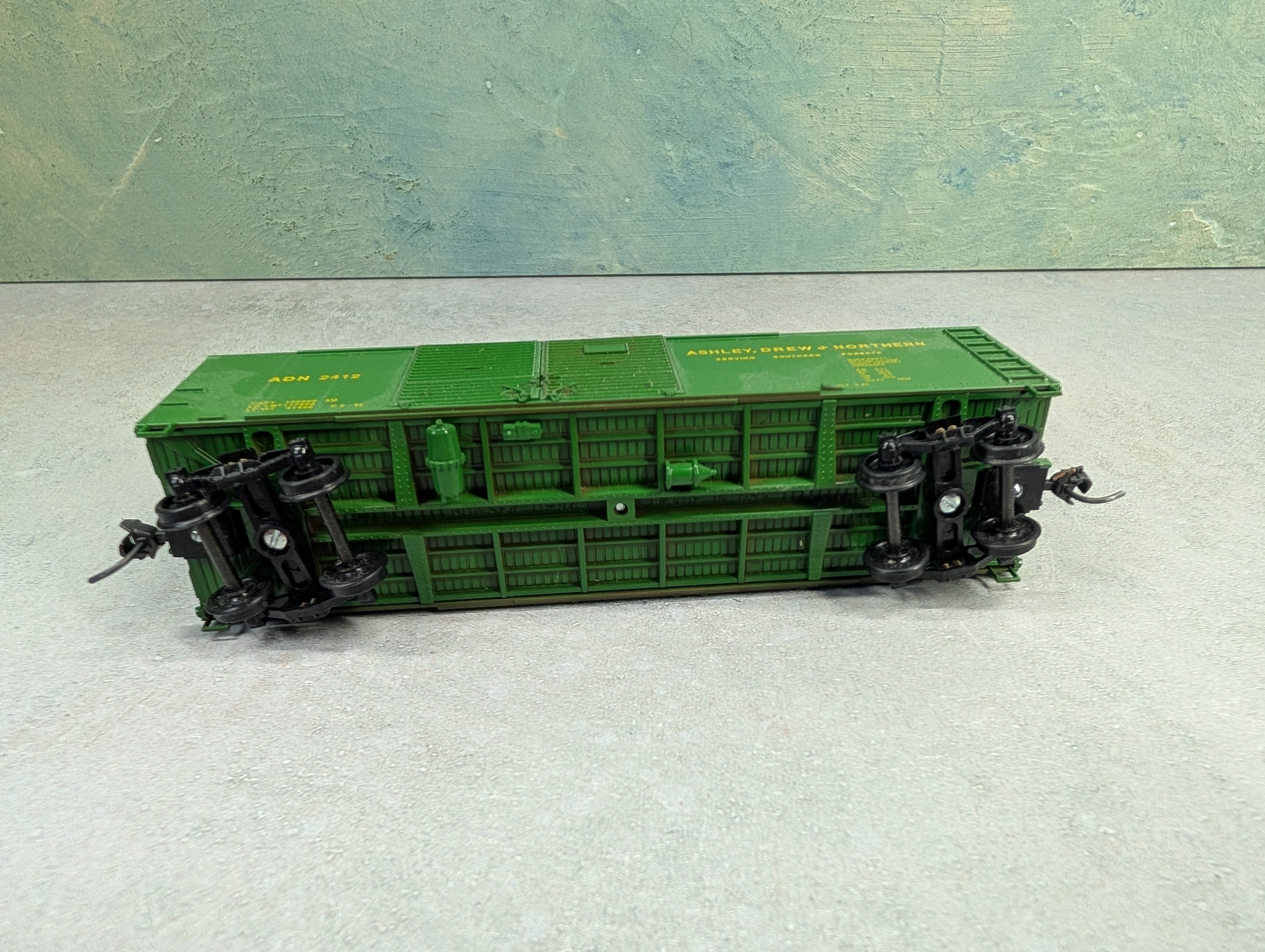 USED Bowser HO Scale Round Top Box Car Ashley, Drew and Northern ADN #2412