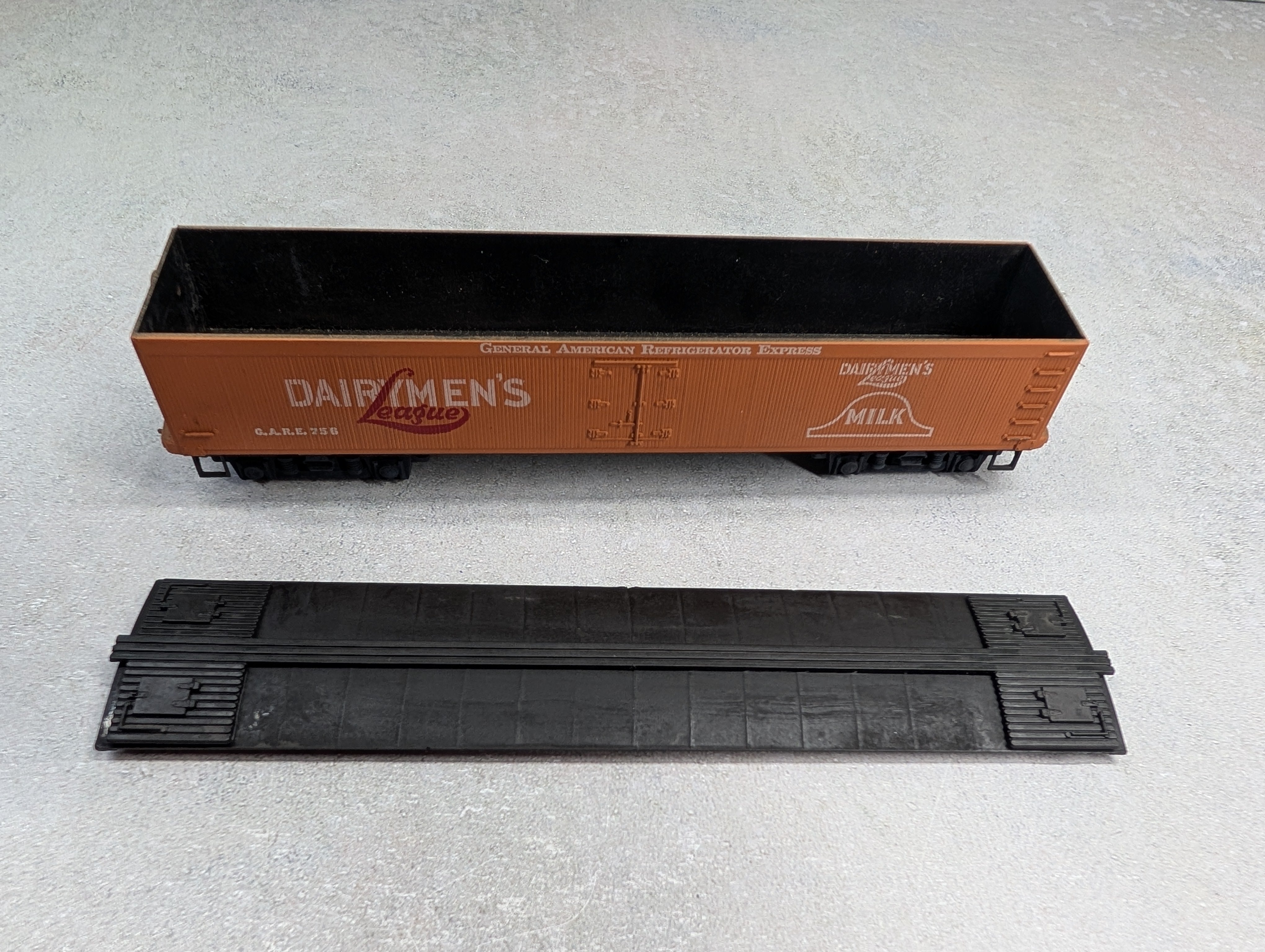 USED Roundhouse HO Scale 50' Express Reefer Dairymen's League Milk GARE #756