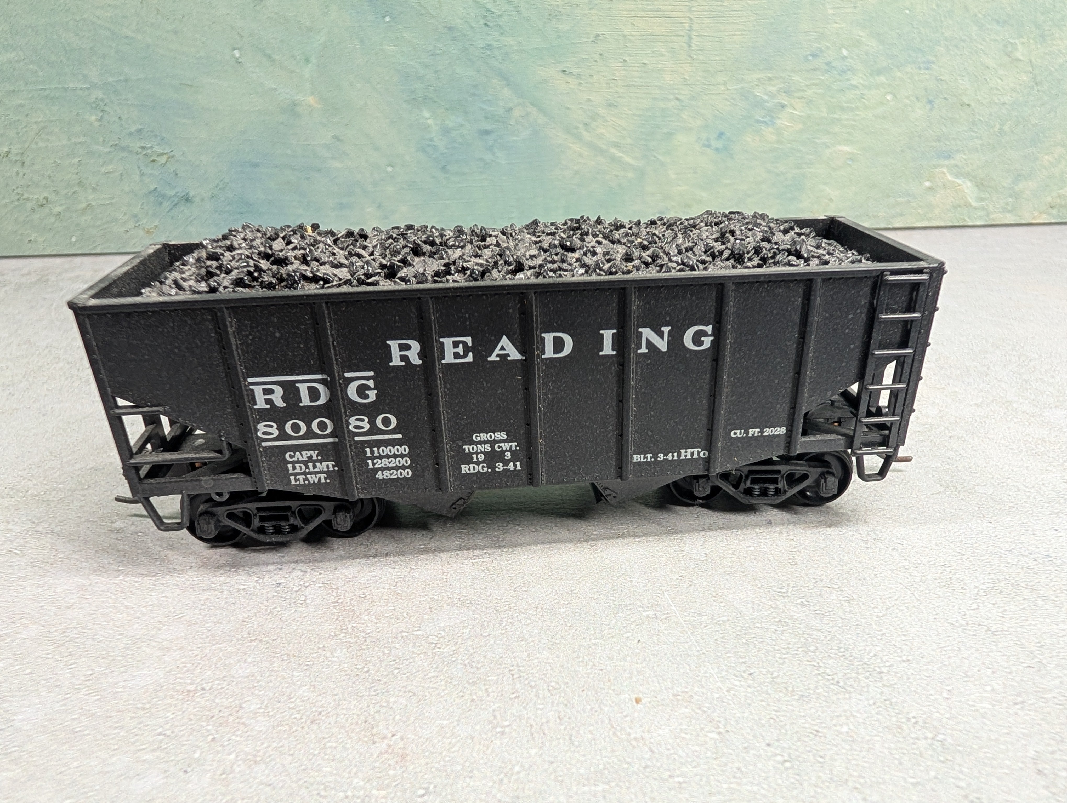 USED Stewart Hobbies HO Scale 2 Bay Open Hopper Reading RDG #80080 w/ Coal Load Weathered