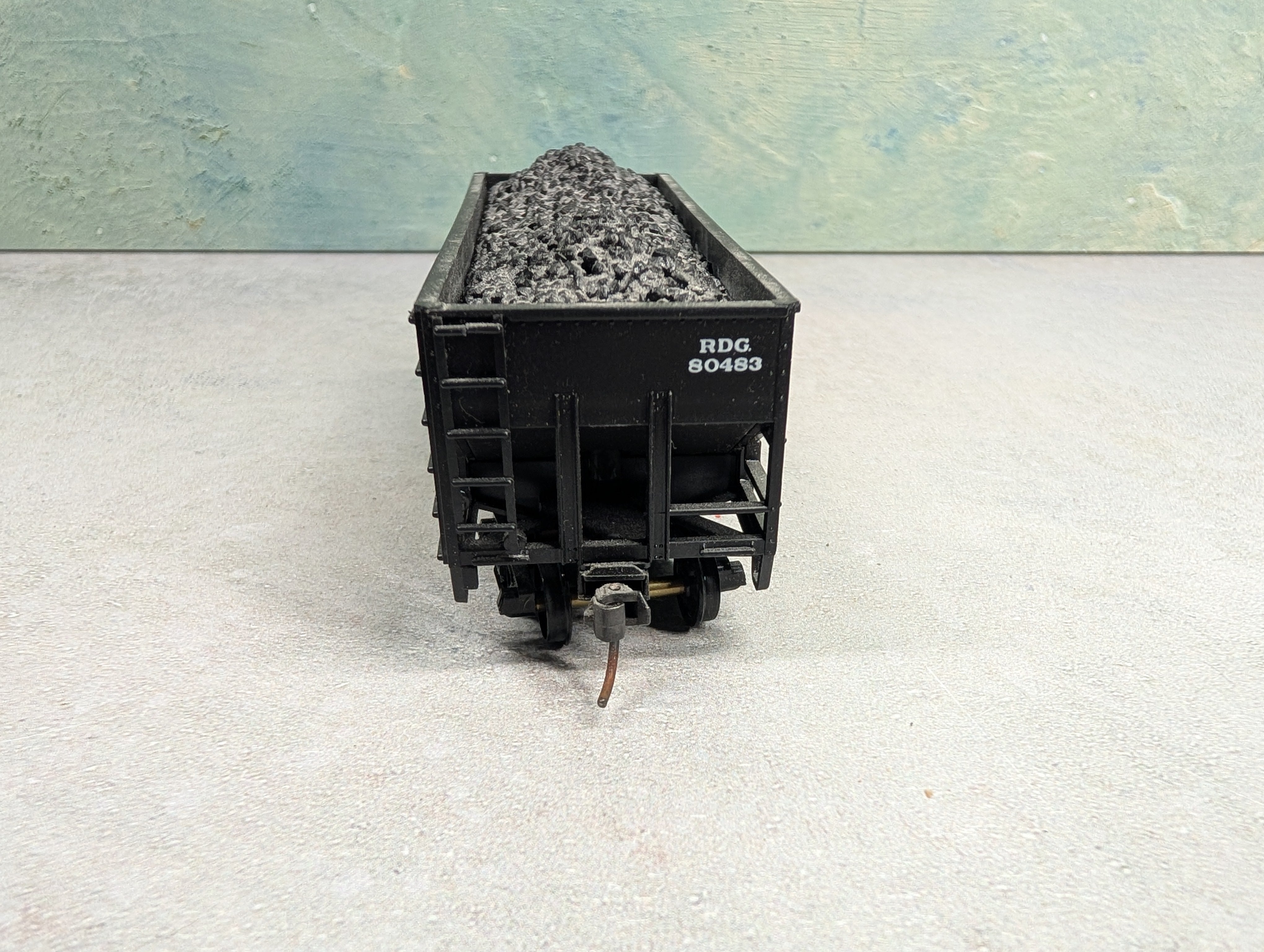 USED Stewart Hobbies HO Scale 2 Bay Open Hopper Reading RDG #80483 w/ Coal Load