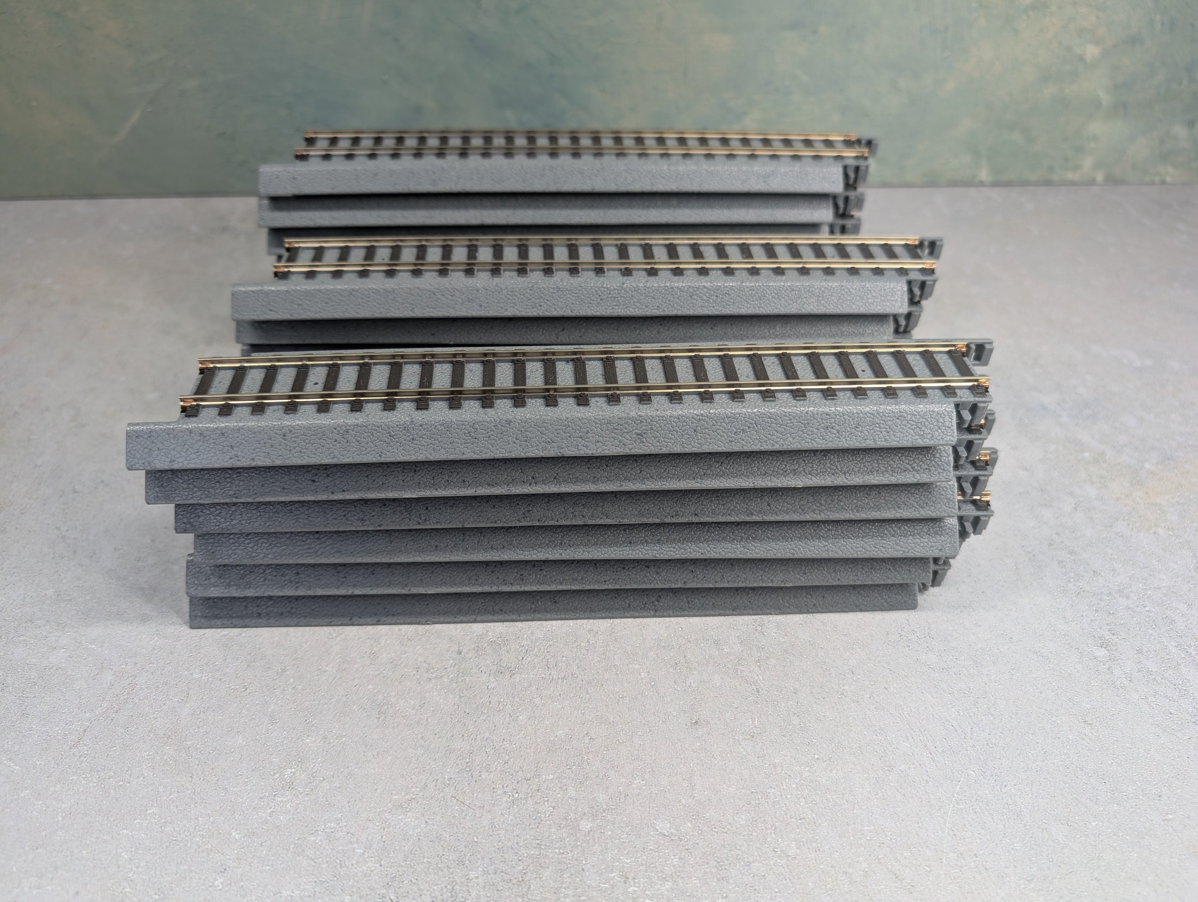 USED Life-Like HO Scale Power-Loc 9" Straight Track Gray Code 100 (19 pcs)