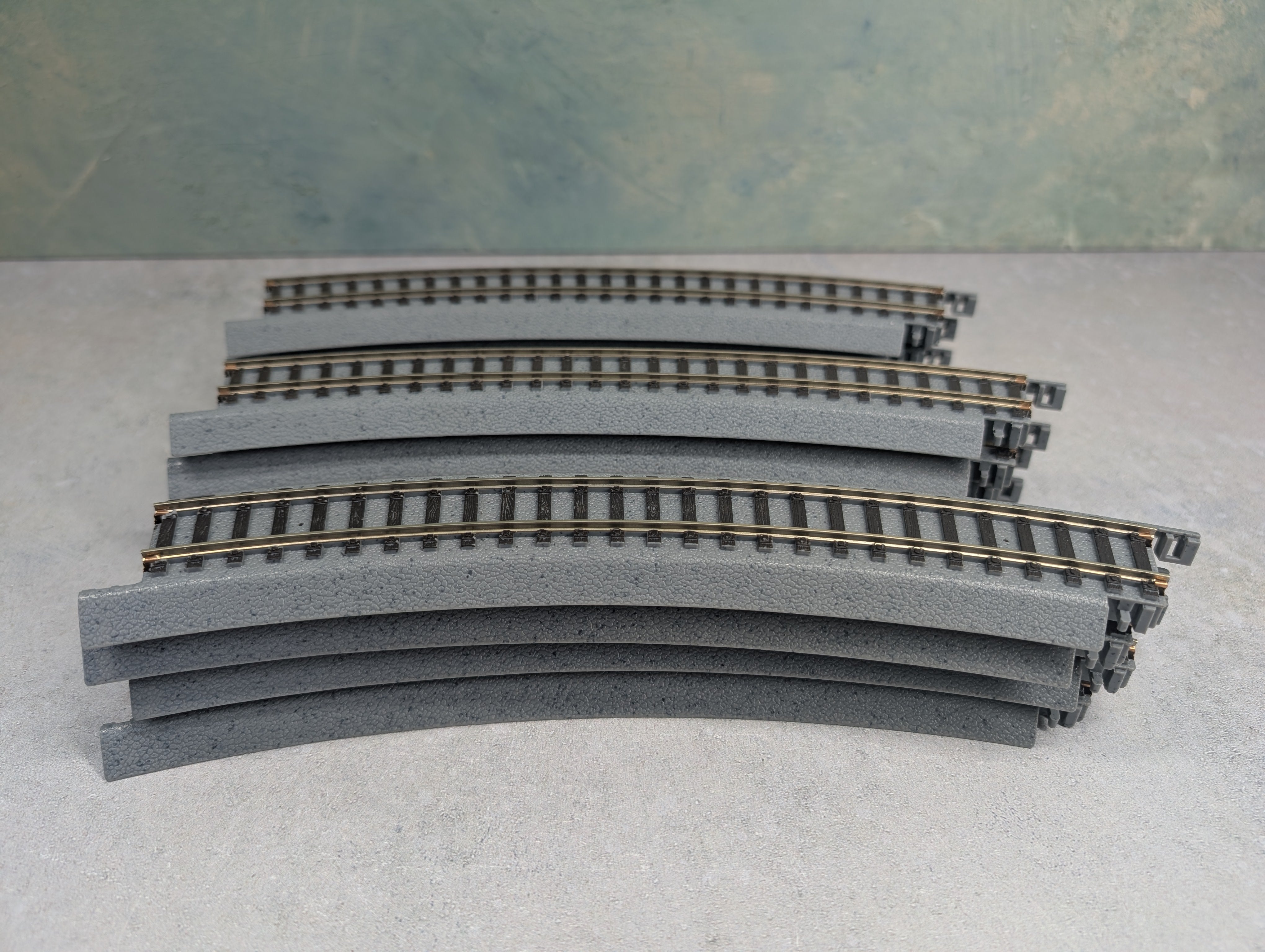 USED Life-Like HO Scale Power-Loc 18" Curved Track Gray Code 100 (12 pcs)