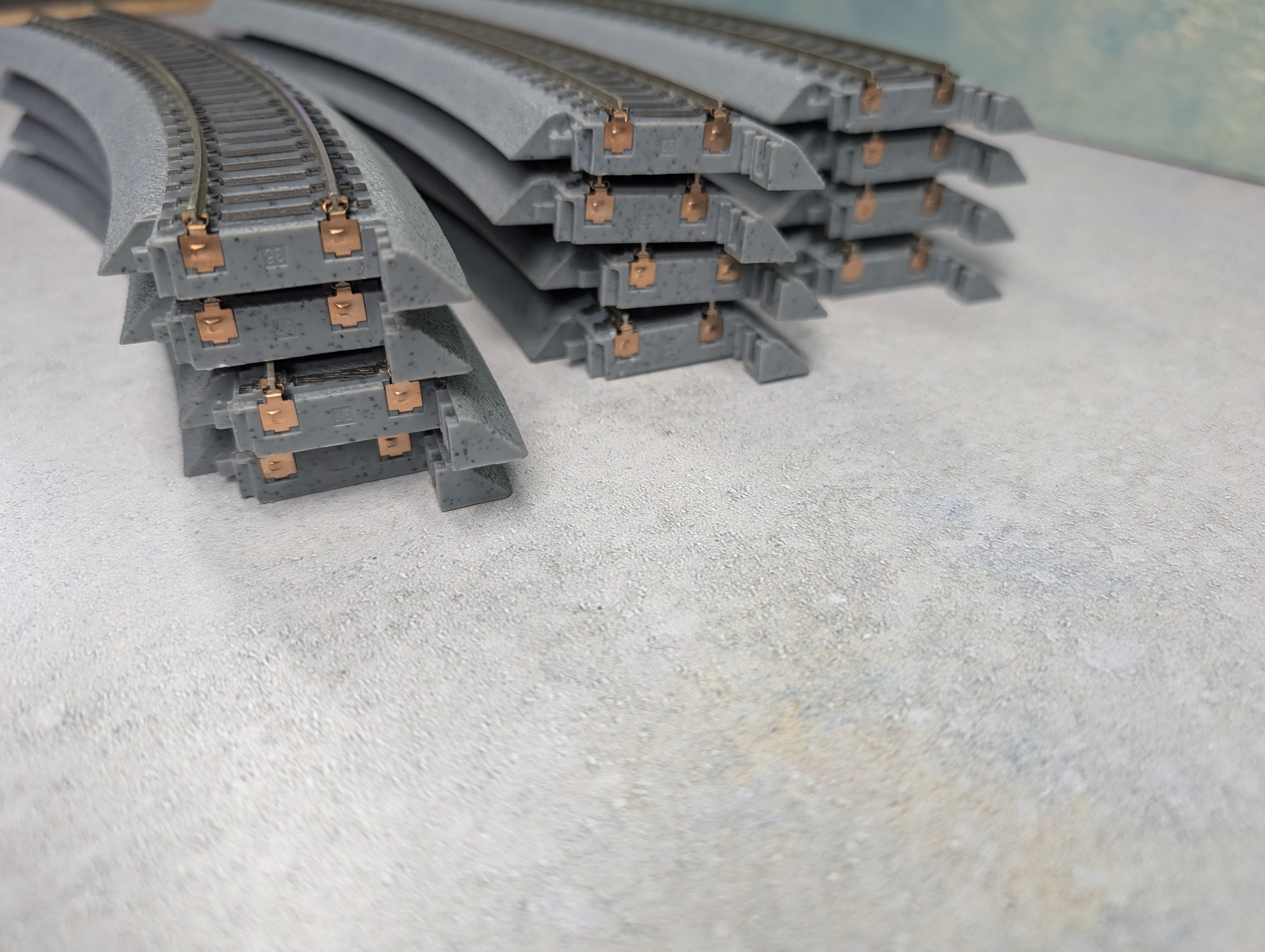 USED Life-Like HO Scale Power-Loc 18" Curved Track Gray Code 100 (12 pcs)
