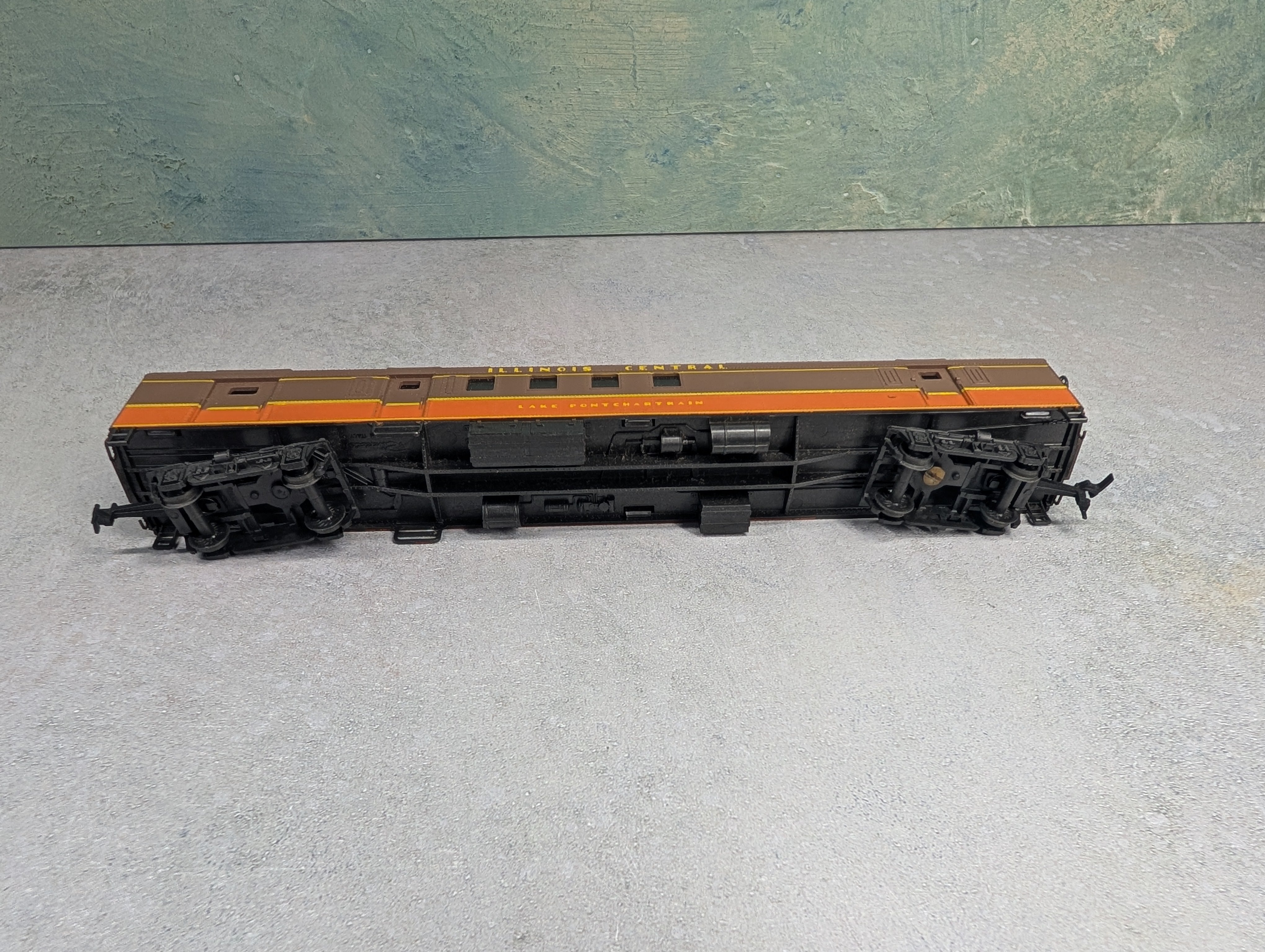 USED Rivarossi HO Scale 1930 RPO 72' Passenger Car Illinois Central Lake Pontchartrain