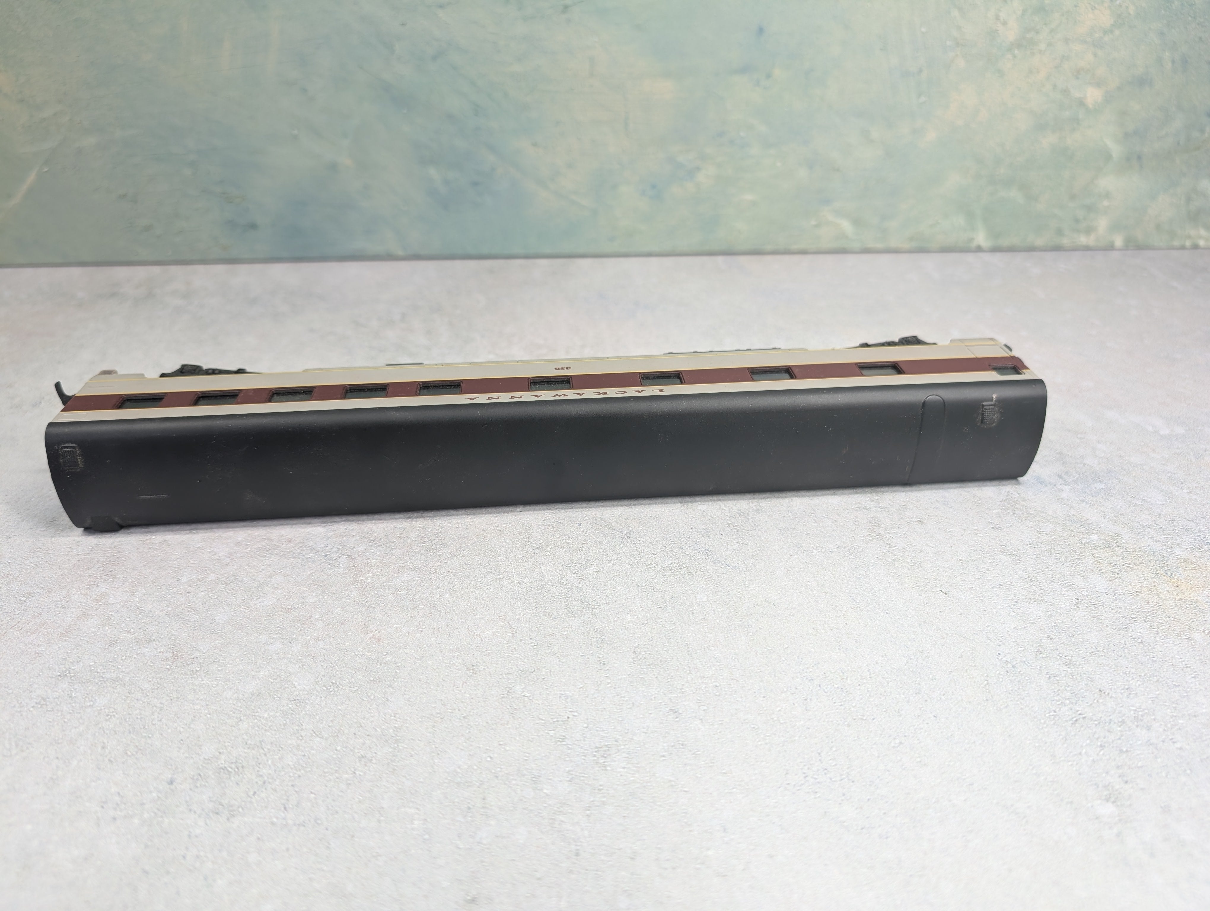 USED Rivarossi HO Scale 1930 Sleeper 85' Passenger Car Lackawanna #325